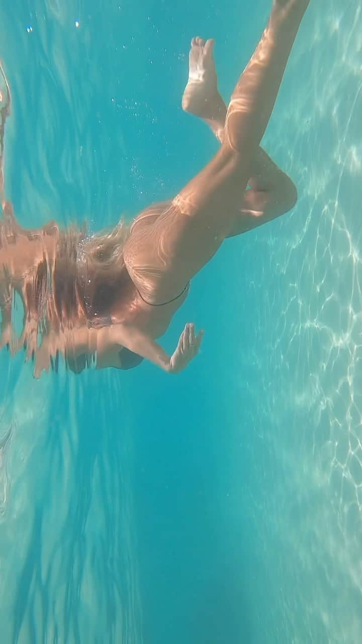 Rosanna Arkleのインスタグラム：「Been around  the world and I’ve never seen water this pure.. Untouched paradise here in the far north …  p.s sorry for the sideways video.. Just figured out how to film portrait on the gopro 🙊 #newzealand #summer」