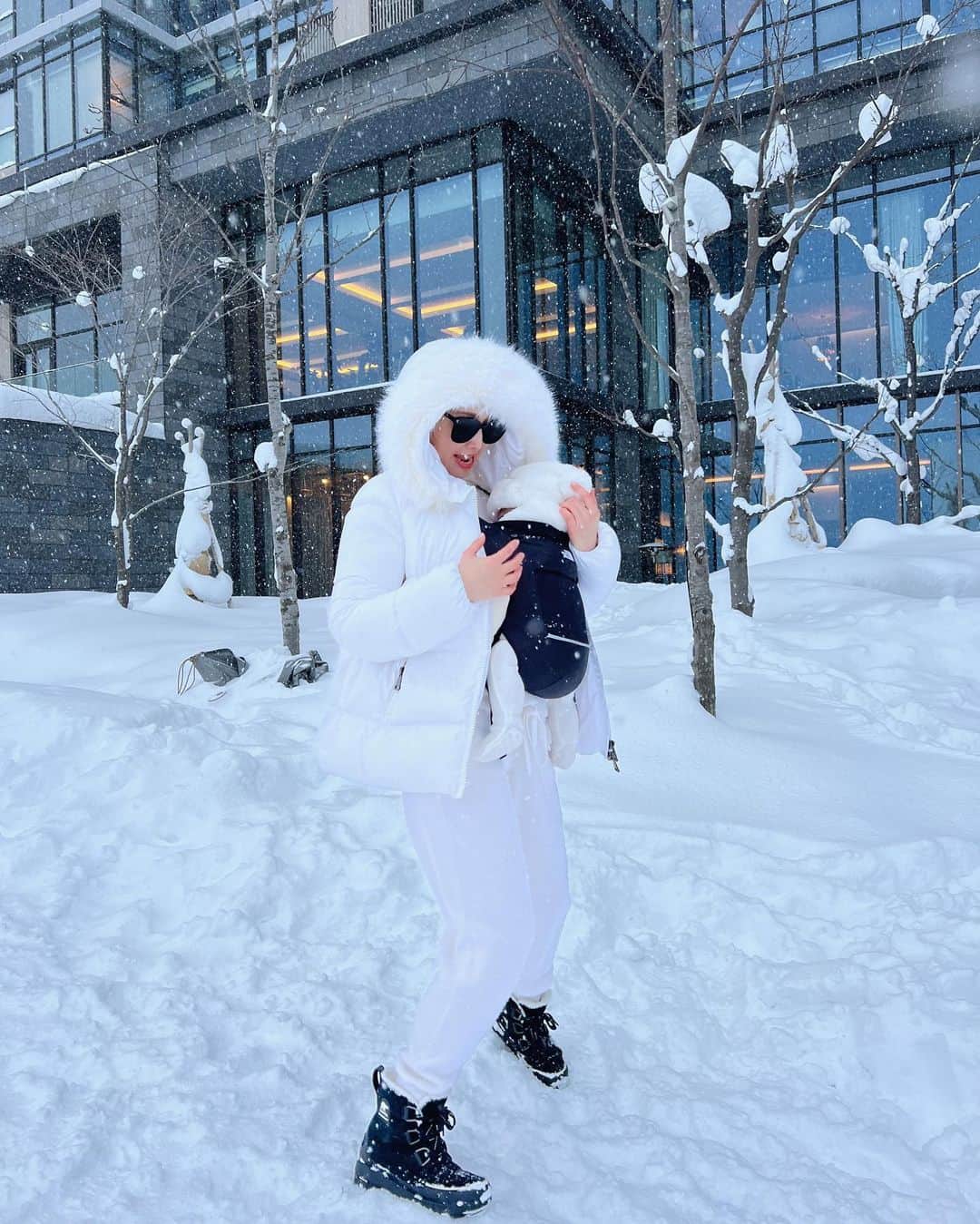 のインスタグラム：「次女も少し雪に触れにお外へ☃️❄️🤍  #winterwonderland #niseko #mylan #sorel #moncler #thenorthface #parkhyattniseko」