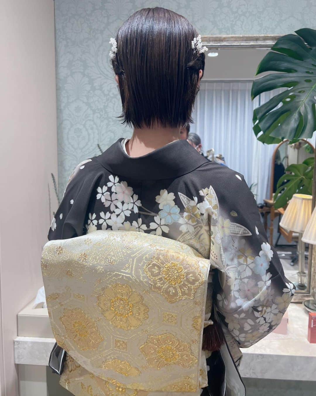 菜乃花のインスタグラム：「🎋  先日はファンクラブ会員限定のイベントを開催！  初めてのリアルイベント企画、 「club  TANABATA」をオープンしました！✨  初の自主企画イベントは反省点もありますが、来てくださったファンの皆さんと手伝ってくれたななせちゃんのお陰でとっても楽しかったです。ご来店ありがとうございました🥂🎶  お着物で皆さんにお迎えして、 新年のご挨拶もできて、 菜乃花ママは満足でございます。  オープン前はバタバタしてしまい、 イベント中はあちこちと動き回ってしまい、 最後は帯が乱れてしまってる写真しかなかったけど.......  お着物とっても綺麗で選ぶのもすごく楽しかったです！  ヘアメイクも可愛くしてもらってたので、 先週のイベントに引き続き、「週末アイドル菜乃花さん」です。  「club TANABATA」、今回はファンクラブ限定イベント、 これからもファンクラブ先行予約にはなるかと思います。  また突然オープンする際はお知らせしまので、 チェックしておいて頂けると幸いです。  今年は皆さんにたくさん会えるよう企画していく予定です。 どうぞよろしくお願いします！」