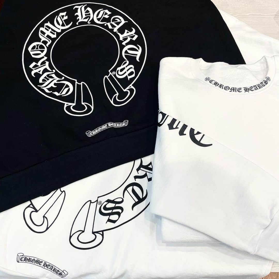 fools_judge_streetのインスタグラム：「CHROME HEARTS  Horseshoe Crewneck Neck Logo Crewneck  プロフィール欄より、 オンラインストア商品ページにアクセスできます。 ※その他ご不明点は店頭または、 DMまでお問い合わせください。  如有任何疑问，请在instagram上留言。 欢迎浏览我们的网上商店以及光临我们在原宿的实体店。  For inquiries, please message us on instagram. Please confirm our online store. Thank you.  #chromehearts  #クロムハーツ」