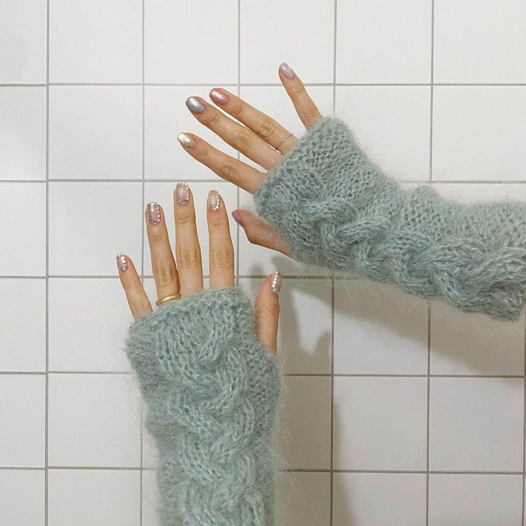 のインスタグラム：「♡  暖かくなる前にアームウォーマー編めた🧤♡ 色違いで作りたかったけど気力なし、、、w  #編み物」
