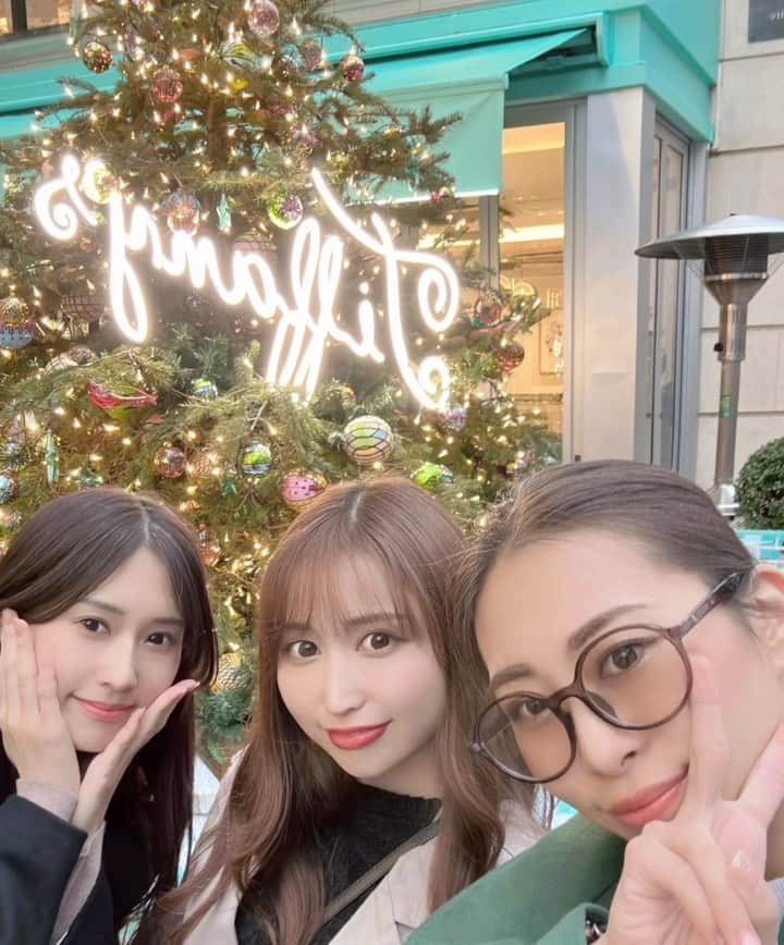 鷲巣綾乃のインスタグラム：「2022年の思い出💓 #問題児3人 #👼😈👼 遅れた #Xmas 投稿🎄✨笑 . . . . #表参道 #イルミネーション #表参道イルミネーション #女子会 #女子旅 #カフェ巡り #Tiffanycafe #shopping #旅行 #旅行好き」
