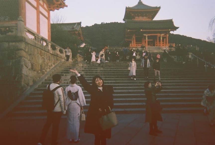 山本帆乃佳のインスタグラム：「今年も色んなところへ旅行行きたい🎞  #kyoto #清水寺 #京都旅行 #写ルンです」