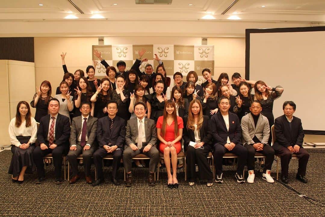 道端カレンのインスタグラム：「❤️❤️❤️  エステココ新年会  昨日は公式アンバサダーを務めさせていただいております老舗エステサロンのエステココさんの新年会でした。  私は昨年11月よりアンバサダーに就任させていただき、現在3店舗施術を受けさせていただきました。  都内と近郊に13店舗あるエステココはアットホームでお客様に寄り添った、そして 確かな技術でボディだけではなくフェイシャルが特に得意なエステサロンです。  お客様がエステに行かれてない間もホームケアを続けられるようにと開発されたエステココの基礎化粧品をはじめとするスキンケア商品はとても良くて、昨日の新年会にはエステココの基礎化粧品を作ってくださっているドクターも参加されました。  今、エステココでは私のアンバサダー就任キャンペーンとしまして、カレンコースをお安く体験することができます。  マーメイドボディコースは5500円 シンデレラフェイシャルコースは8800円です。 ご興味のございます方は、お気軽にお問い合わせいただければと思います。」