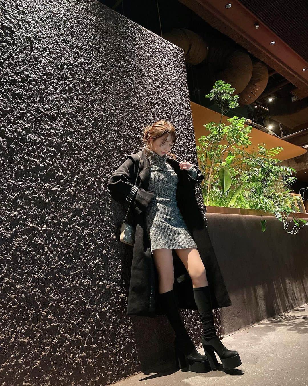 堀尾実咲のインスタグラム：「最近はロングコートが気分なのでたくさん着てる🫶  このコートは展示会でオーダーしたお気に入りの @murua_official 🖤  #fashion #cordinate #murua #andmary #darich #冬服コーデ #冬服 #コートコーデ #ニットワンピース #ムルーア #アンドマリー #ダーリッチ #めろふく」
