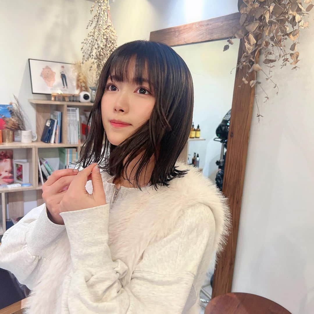 山内鈴蘭のインスタグラム：「美容室行ってきました🫡💓  冬のゴルフでも日焼けでカラーがすぐ抜けちゃうね🫣 UVカットヘアスプレー、冬でも使おう。  トリートメントでつやつや！ カラーは赤みは消すけど艶っぽいベージュに🤭🙌  @ryota_navile さん！ いつも急なお願いにも快く対応してくれてありがとう😭  今回もマシンガントーク楽しかったぜ。笑笑  #美容室 #ヘアカラー #ヘアカラーベージュ #ベージュカラー #表参道美容室 #ヘアトリートメント #トリートメント #矯正トリートメント #ゴルフ女子 #ゴルフ好きな人と繋がりたい #私服 #ファーベスト #ヘアカラートレンド」