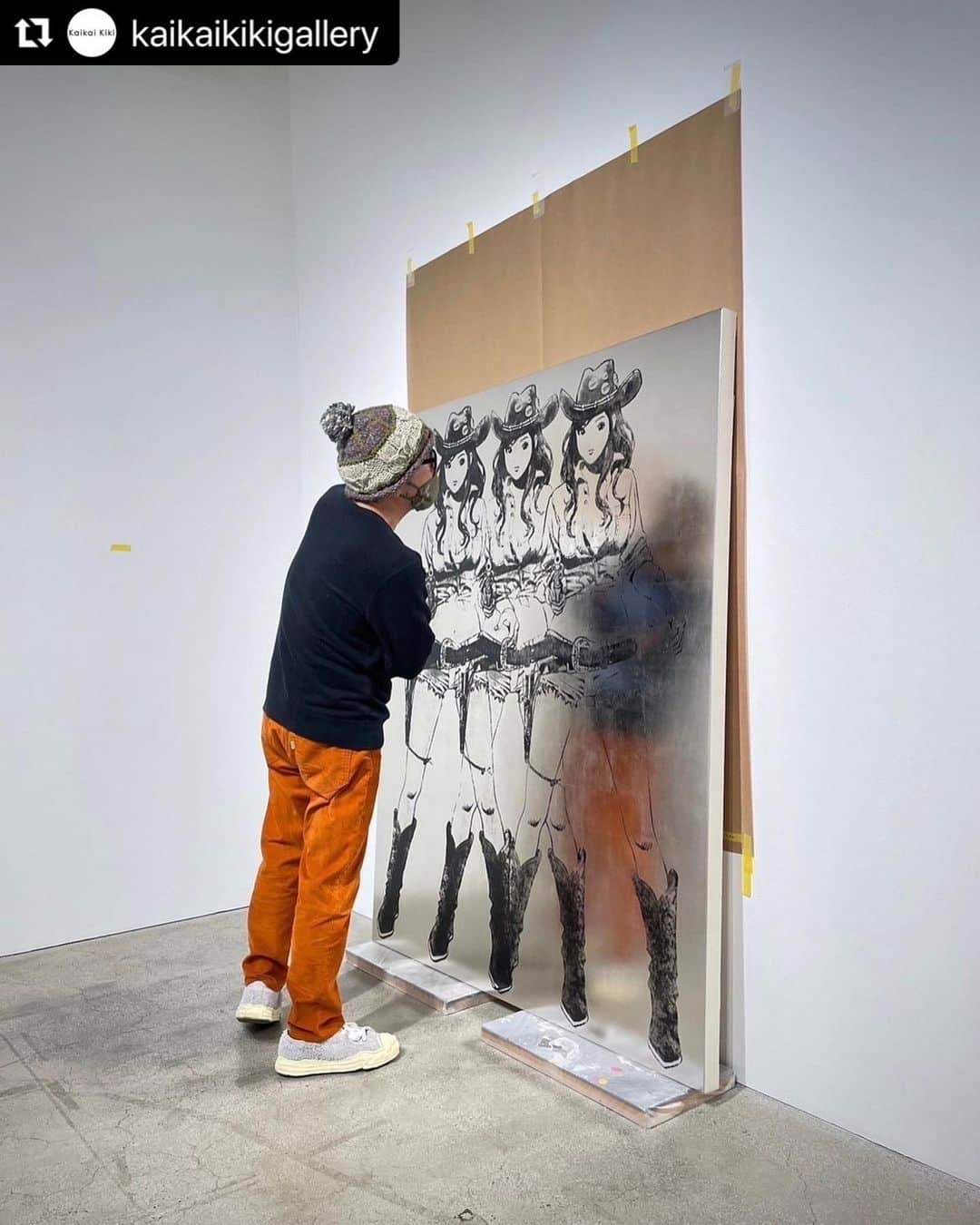 江口寿史のインスタグラム：「#Repost @kaikaikikigallery with @use.repost ・・・ Kaikai Kiki Gallery @kaikaikikigallery is pleased to announce Hisashi Eguchi’s @egutihisasi @eguchiworks solo exhibition "NO MANNER" will be held from Tuesday, January 17, 2023.  The cowgirls depicted by Eguchi are lined up in the same composition as Andy Warhol's "Triple Elvis" in halftone pattern plated with platinum leaves.  Eguchi will be present at the opening reception on Tuesday, January 17, from 6:00 p.m. A talk show by Hisashi Eguchi and Takashi Murakami will be held on Sunday, January 29 at 15:00. . . カイカイキキギャラリー @kaikaikikigallery では1月17日（火）より、江口寿史 @egutihisasi @eguchiworks 個展「NO MANNER」を開催いたします。  江口氏の描くカウガールが、ウォーホルの《トリプル・エルビス》と同じポーズ、構図で並ぶこちらの作品。表面はプラチナ箔が貼られ、網点感のある仕上がりでカウガールたちが並びます。  展覧会初日となる17日18:00からは江口氏 も在廊するオープニングレセプションを開催します。 そして、1月29日(日)15:00からは江口寿史氏と村上によるトークの開催も決定。予約不要となりますので、ぜひお越しください。 . . Hisashi Eguchi Solo Exhibition 「NO MANNER」 January 17 – February 7, 2023 Gallery Hours: 11:00 - 19:00 Closed: Sundays, Mondays, Public holidays  Opening Reception Tuesday, January 17, 2023 18:00-20:00  Talk Event Sunday, January 29, 2023 15:00- Hisashi Eguchi, Takashi Murakami . . 江口寿史個展 「NO MANNER」 2023年1月17日（火）- 2023年2月7日（木） 開廊時間：11:00〜19:00 閉廊日：日曜・月曜・祝日  オープニングレセプション 1/17(火) 18:00〜20:00 ※サインの依頼等はご遠慮ください。  トークイベント 1/29(日)15:00〜 江口寿史氏、村上隆 ※予約不要 ※サインの依頼等はご遠慮ください。 . . @egutihisasi @eguchiworks . ©Hisashi Eguchi . . #江口寿史 　#HisashiEguchi #kaikaikiki #kaikaikikigallery」