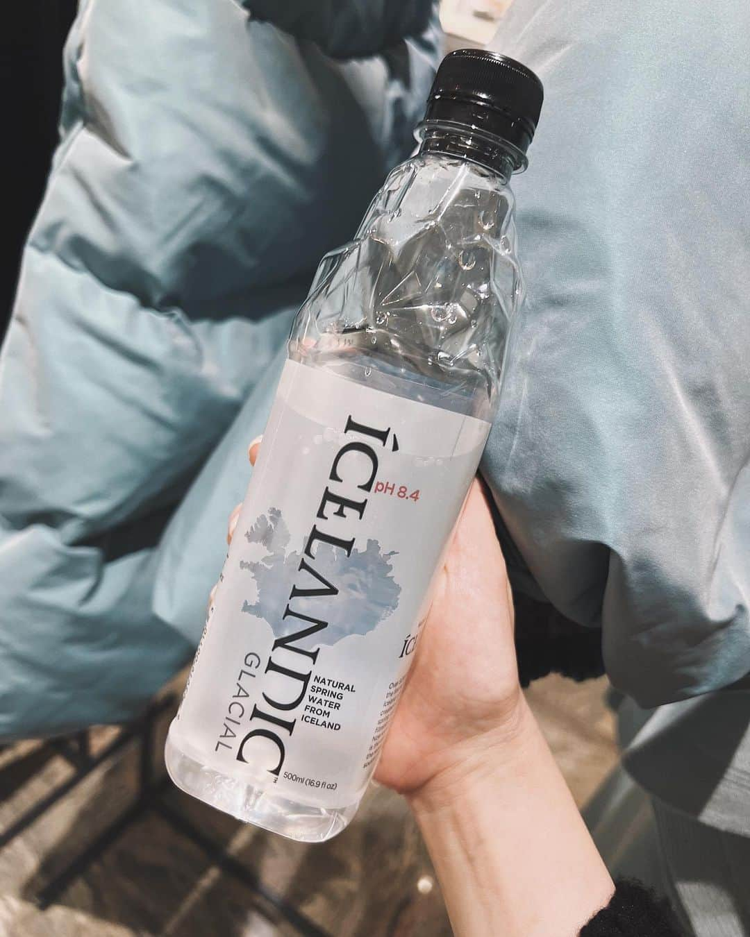 翁安芸さんのインスタグラム写真 - (翁安芸Instagram)「日本でも飲めるようになって嬉しい @icelandicglacialjp のお水🫶🏻❄️🤍  世界で最も大自然が保たれている国と言われる北欧のアイスランドのピュアなミネラルウォーター💧  人の身体にとって理想的なpH8.4の天然アルカリ水で、朝起きてからや汗をかく運動の水分補給にも👍🏻🤍  世界初のカーボン・ニュートラルに認定された地球に優しいボトル入り🌏✨  おいしいお水🤍🤍🤍  #icelandicglacial #icelandic #お水 #アイスランディックグレーシャル」1月17日 17時33分 - akinyc