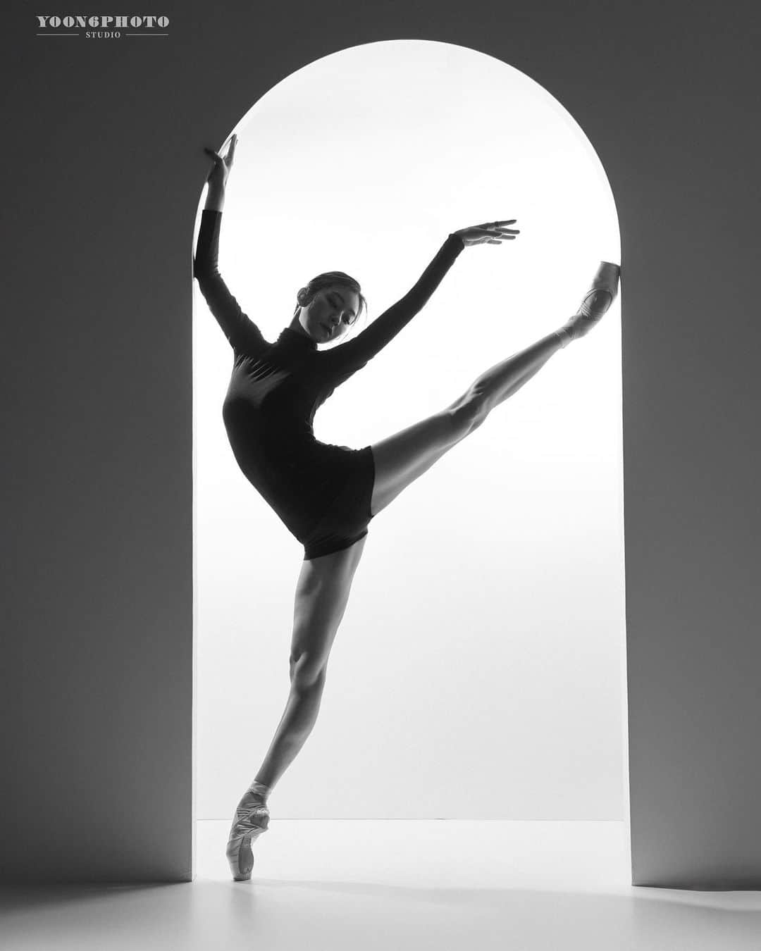 ワン・ジウォンのインスタグラム：「너무 맘에 드는 사진들🤍 📸Photo by @yoon6photo  #ballet#ballerina#wangzylog#youtube#model#왕지로그#유튜브#발레프로필#왕지원」