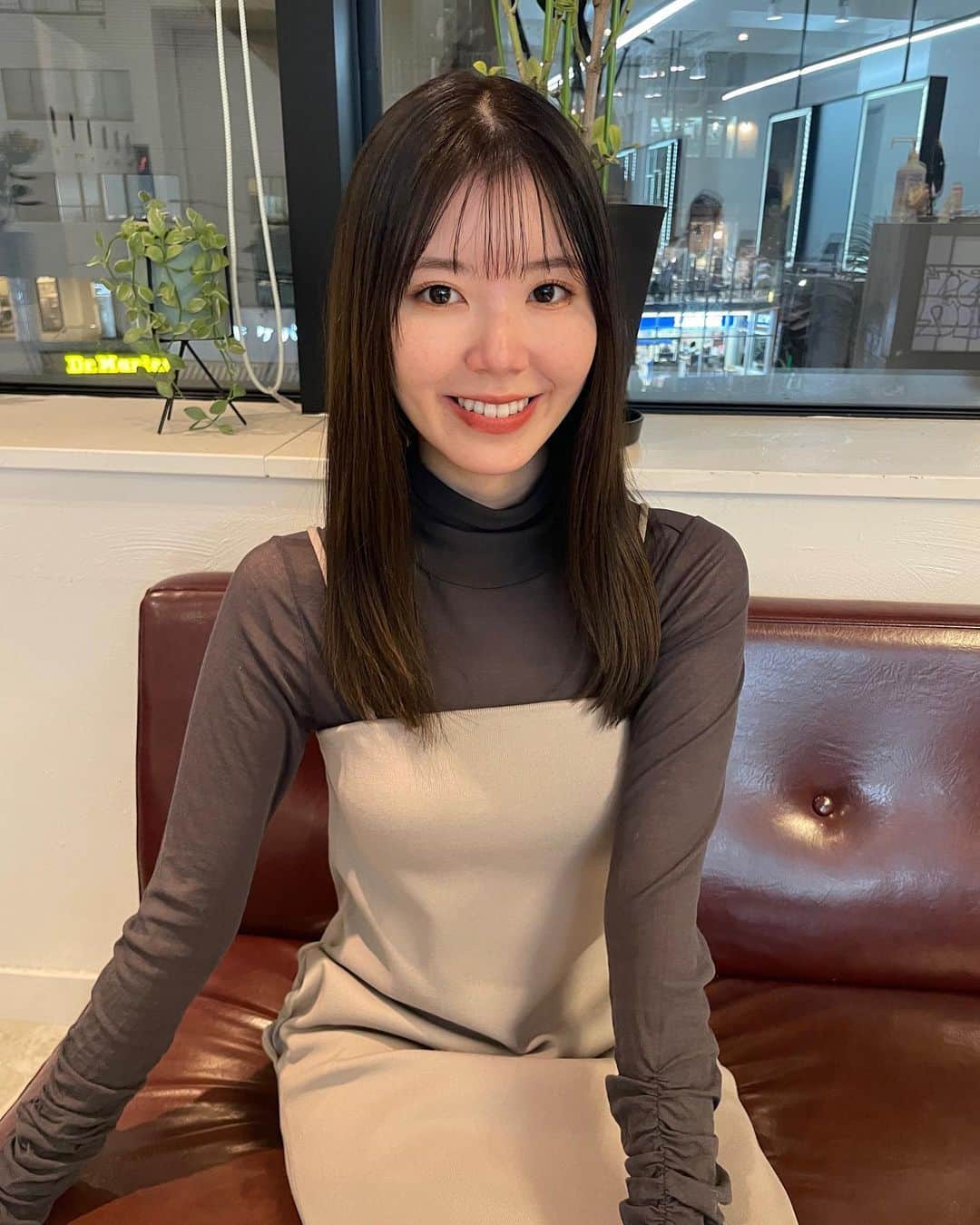 金子栞のインスタグラム：「maintenance💇🏻‍♀️  3.4回同じような入れてるからか色落ちが綺麗すぎて今回はリタッチのみ。 @meg_kodama がやってくれる髪質改善トリートメントがとってもよいです🫶🏻  ツヤッツヤというよりは、毛が柔らかくなる感じ🥺」