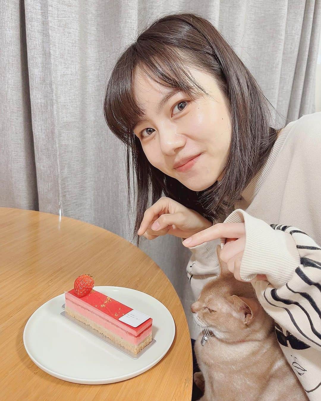 松風理咲さんのインスタグラム写真 - (松風理咲Instagram)「⁡ ⁡ 22歳になりました！ メッセージをくださったみなさま、 ありがとうございます🤍  お姉ちゃんがケーキを買ってきてくれました🎂🍓 美味しかった😋」1月17日 17時55分 - risaki_matsukaze_official