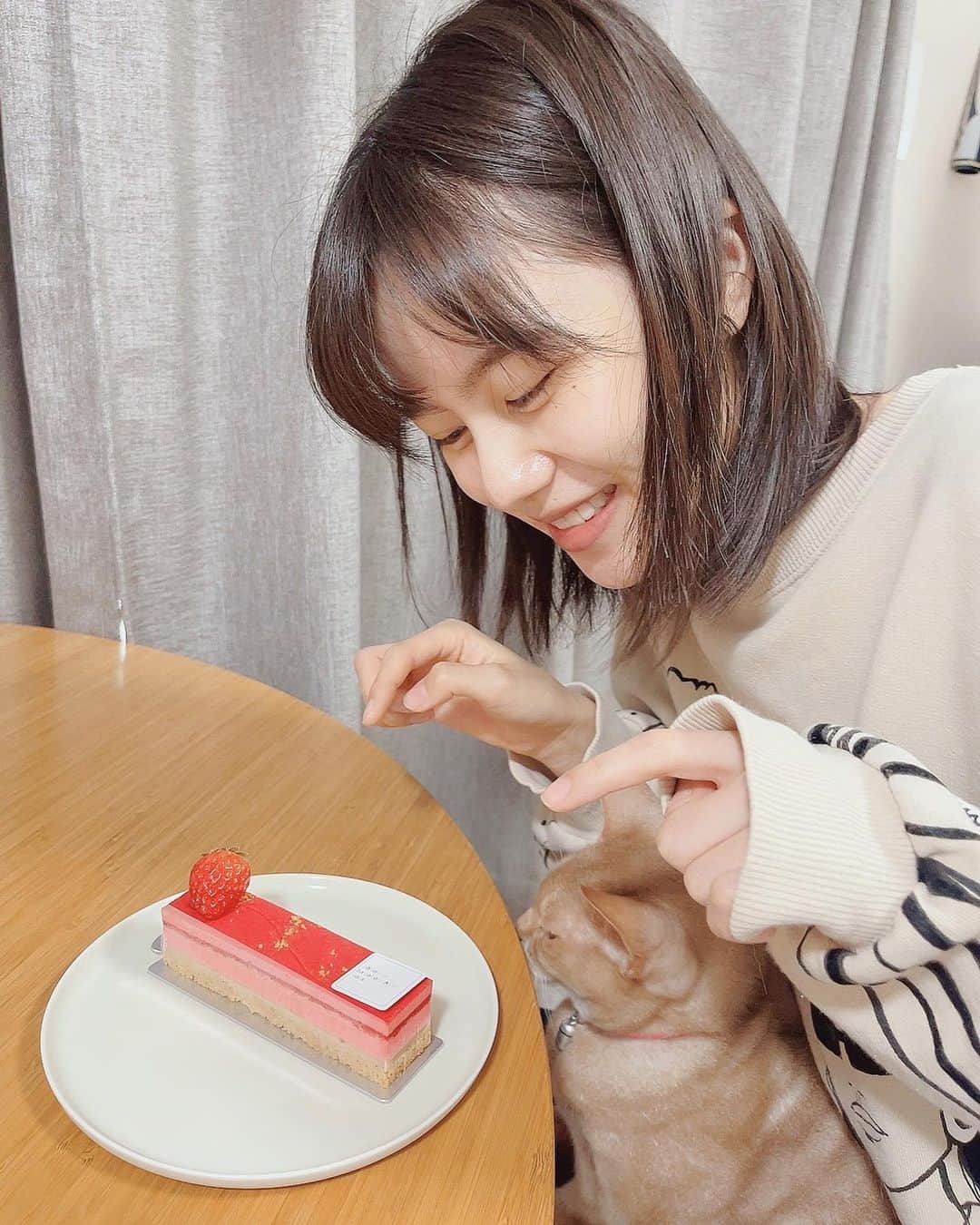 松風理咲さんのインスタグラム写真 - (松風理咲Instagram)「⁡ ⁡ 22歳になりました！ メッセージをくださったみなさま、 ありがとうございます🤍  お姉ちゃんがケーキを買ってきてくれました🎂🍓 美味しかった😋」1月17日 17時55分 - risaki_matsukaze_official