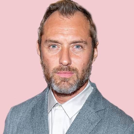ジュード・ロウのインスタグラム：「Jude Law Drank 10 Cans of Coke a Day To Gain Weight for a Role in the Fantastic Beasts 😱🥤  #judelaw #fantasticbeasts」