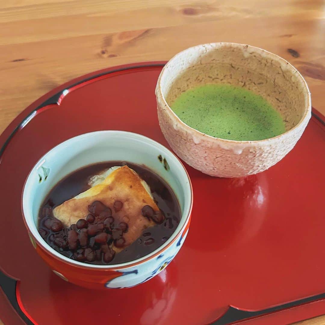 中川知香のインスタグラム：「🫘 おしることお抹茶  自分でおしるこ作ったの初めてかも。実家でしか食べてなかったなあ。  #中川知香」