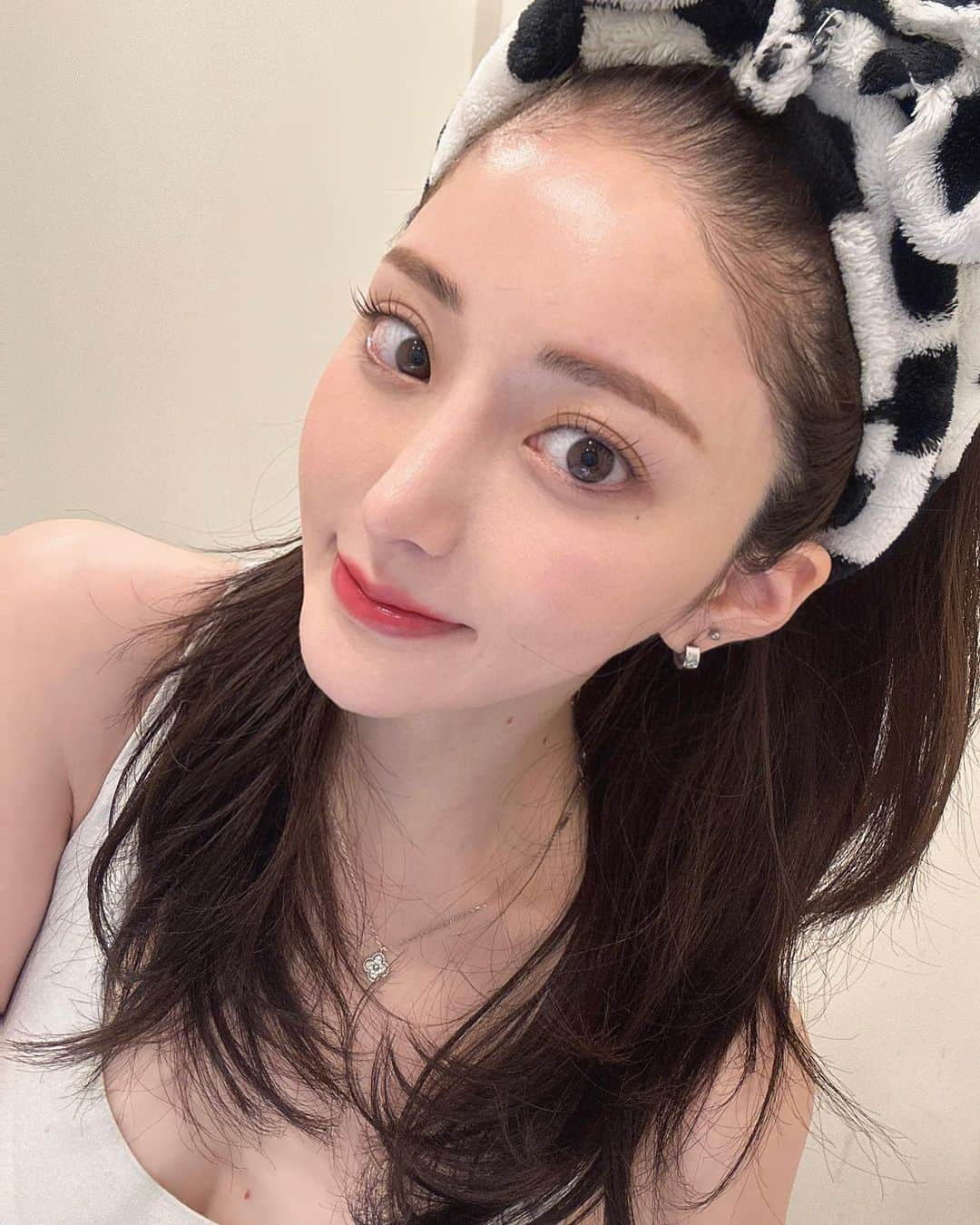 谷亜沙子のインスタグラム：「最近ファンデーションをやめてスキンケアを変えたらお肌の調子がかなり良いです❤︎  韓国で見つけたヴィーガンのブランドの毛穴パッドがかなりお気に入りで肌のくすみや毛穴の開きが改善された気がします。 洗顔した後に使っても意外と汚れが取れてなかったりメイクが落ちてなかったりするの！  一緒にナイトセラムとアイクリームも使ってるので同じラインで続けてみる❤︎  きちんと汚れを落としてスキンケアすることによってかなり変わった気がする☺️  @efilow_japan  @efilow_official   #スキンケア #피부관리 #efilow #エフィロー #韓国ヴィーガンスキンケア #ドクダミ水分クリーム #毛穴パッド#qoo10初売りセール」