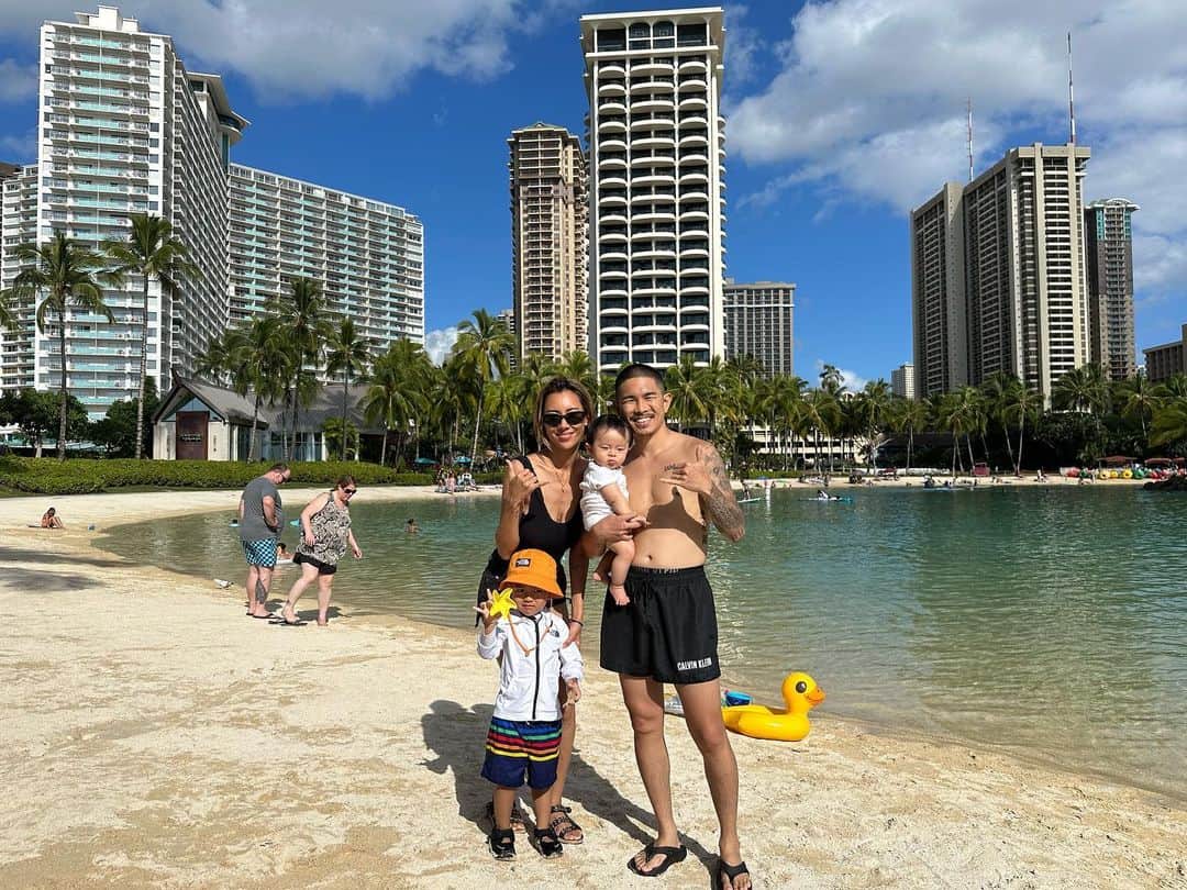 井岡一翔さんのインスタグラム写真 - (井岡一翔Instagram)「- - 4人で初Hawaii🌈🌴☀️🤙❤️👨‍👩‍👦‍👦✨  最幸。  - #hawaii #myfamily #井岡一翔」1月17日 18時13分 - kazuto_ioka_official