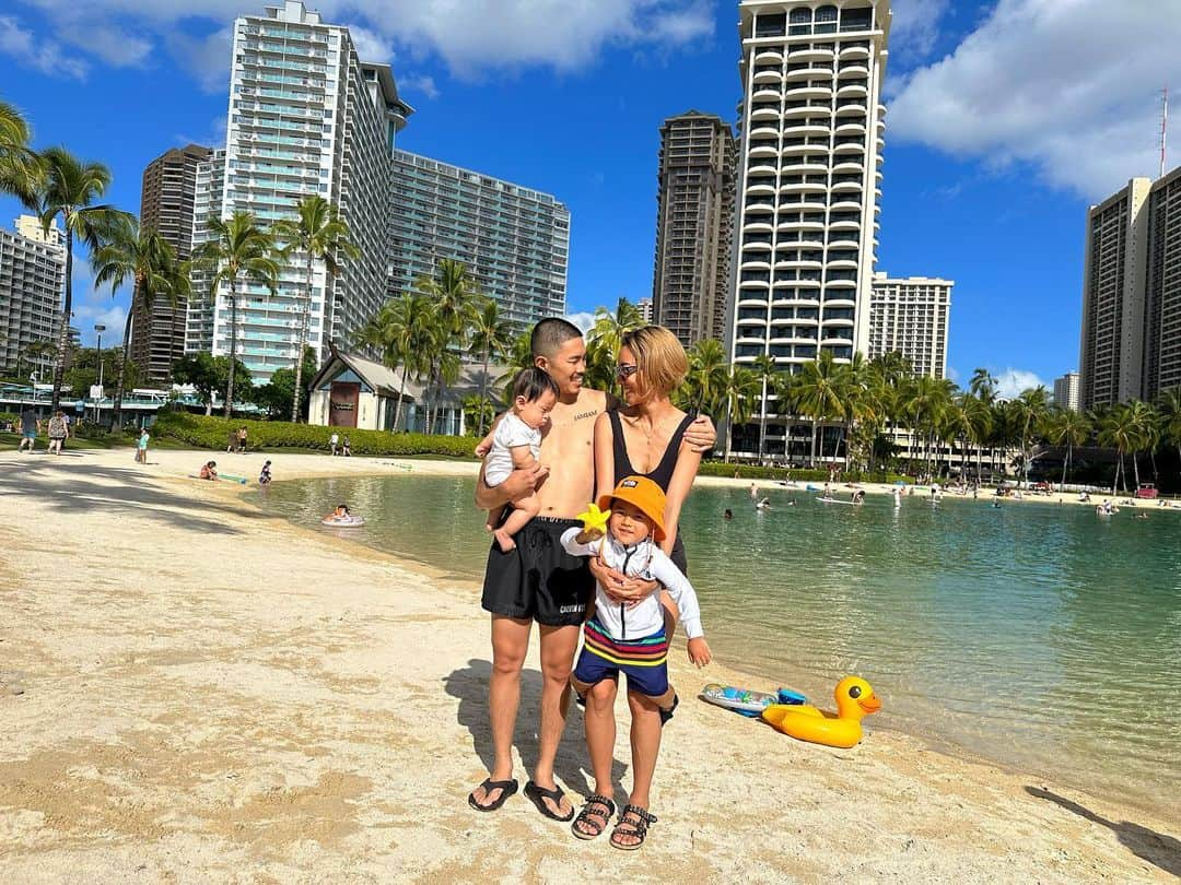 井岡一翔さんのインスタグラム写真 - (井岡一翔Instagram)「- - 4人で初Hawaii🌈🌴☀️🤙❤️👨‍👩‍👦‍👦✨  最幸。  - #hawaii #myfamily #井岡一翔」1月17日 18時13分 - kazuto_ioka_official