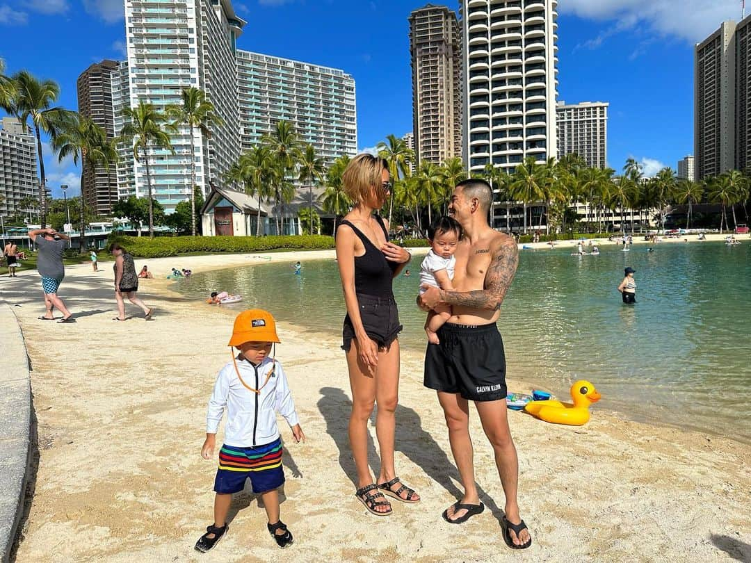 井岡一翔さんのインスタグラム写真 - (井岡一翔Instagram)「- - 4人で初Hawaii🌈🌴☀️🤙❤️👨‍👩‍👦‍👦✨  最幸。  - #hawaii #myfamily #井岡一翔」1月17日 18時13分 - kazuto_ioka_official