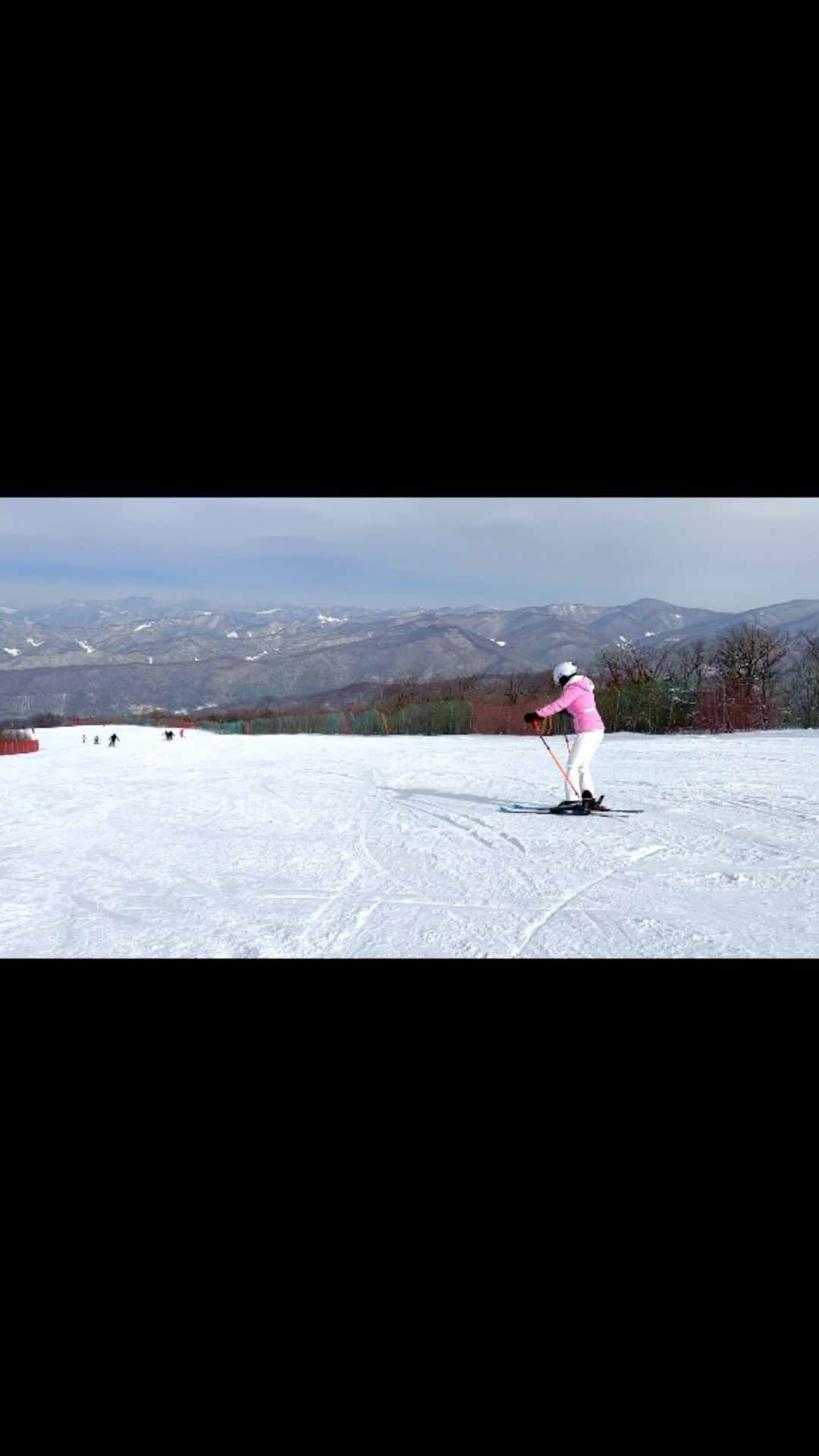 キム・ハヌルのインスタグラム：「하이원 스키 전지훈련 1일차 🤍 예쁜 핑쿠핑쿠한 옷 입었으니, 스키도 샤랄라 하게 타야지…..🫢 얼른 잘 타야지!!💪  예쁜 스키복은 #radstore  #래드스토어 에서❤️ @radstore552  #제품협찬」