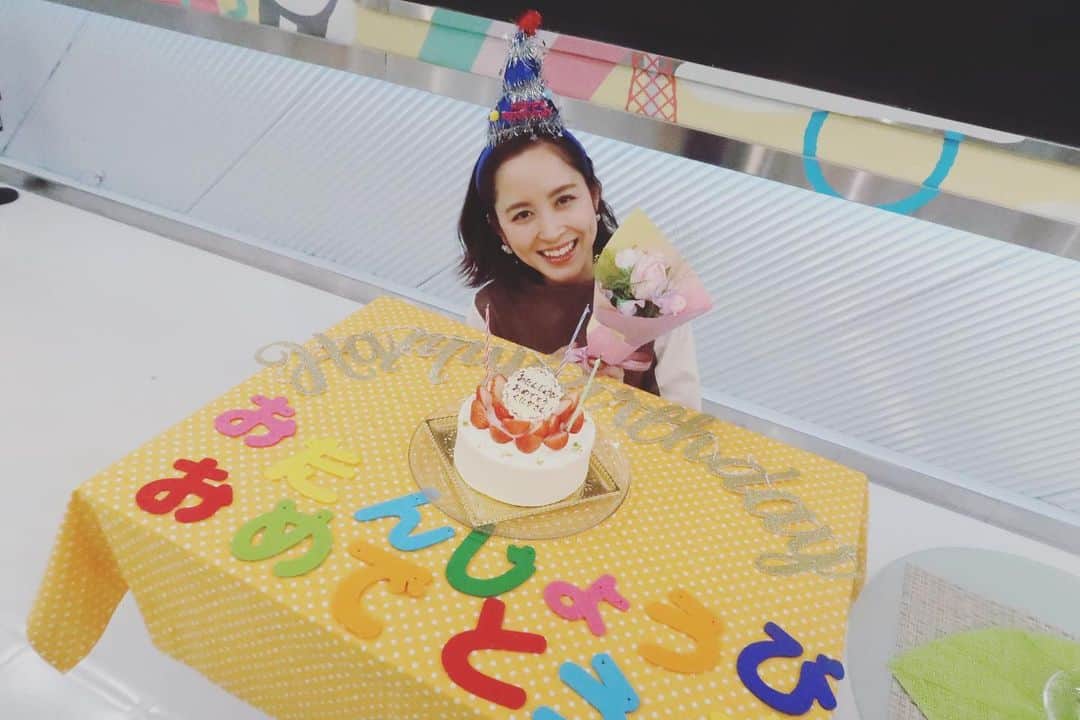 のインスタグラム：「🧁 ・ ・ いつもできるだけ静かに 迎えようとするんですが…笑 今年は思いがけずたくさんのお祝いを していただいています🥹🎉😭🤤✨ ・ ・ たくさんのお祝いのことば 今年もありがとうございます🤍 ・ 事務所にもプレゼント届けてくださいました💐 ありがとうございます🥺✨ ・ ・ 命の大切さをより実感するこの日。 たくさんの人がにこにこお祝いしてくださって みんなで笑い合って☺️ 本当に嬉しかったです🤍🫧 幸せやなぁ、ありがたいなぁ、 ってずっと呟いてた💓 ・ また、改めて、自慢させてくださいね。笑 ・ ・ 笑って過ごせる日々に、感謝🌱 支えてくれる、応援してくれる すべての方々に、感謝🌱 ・ ・ ・ #たけだの日常 #生誕日 #mybd #ありがとう #🤍」