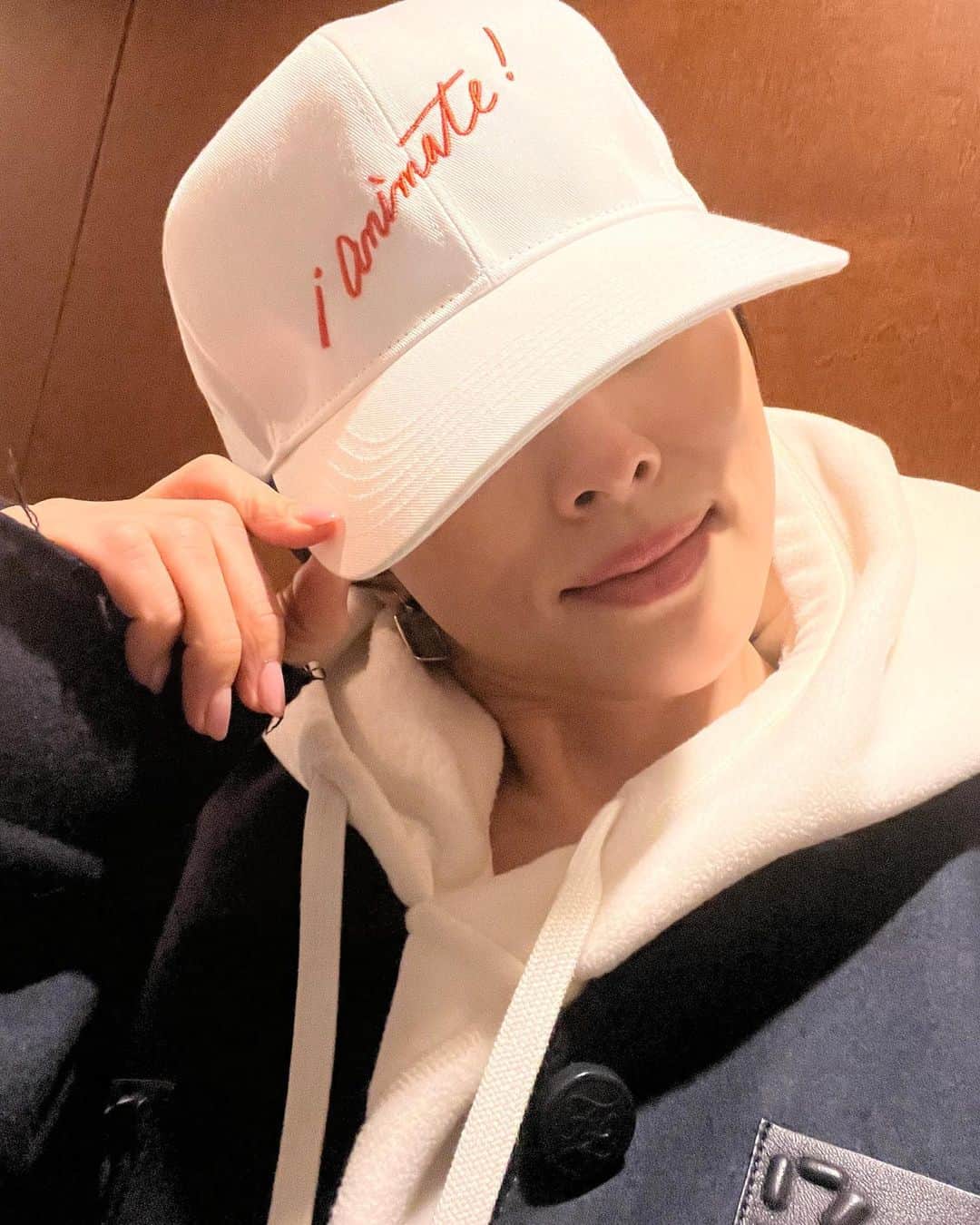 米倉涼子のインスタグラム：「COEL ×Desafío Collaboration 🧢 明日一月18日正午よりからCOEL Online store にて予約販売開始だよ！  @youn1029  @coel.official  #コラボ  #cap  #hat」