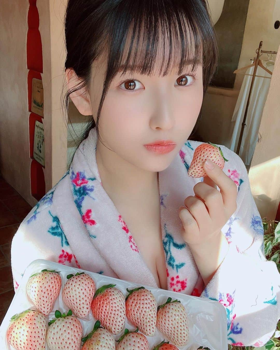 森嶋あんりさんのインスタグラム写真 - (森嶋あんりInstagram)「白いいちご初めて食べた！！ 美味しかった😋  #アイドル  #2i2」1月17日 18時31分 - an_chuu122