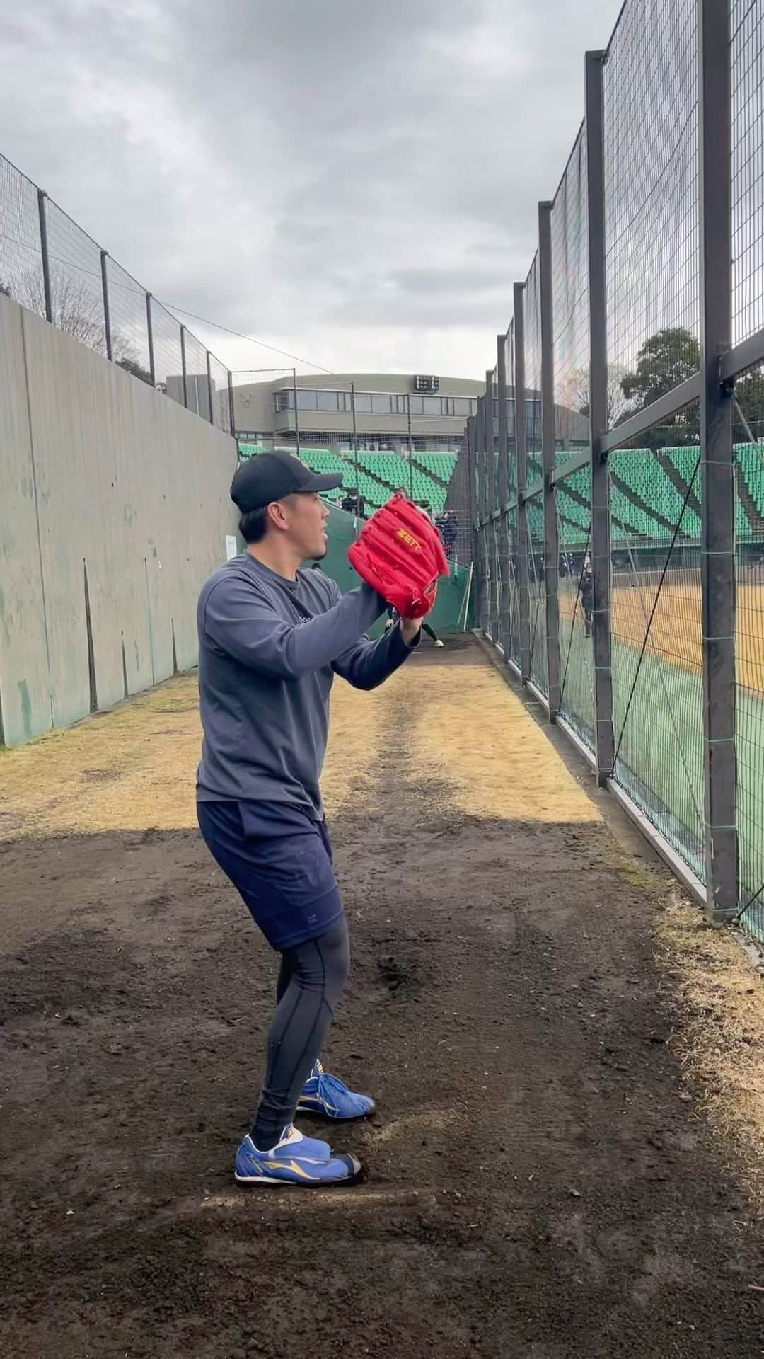 西村天裕のインスタグラム：「おばんです！ 第2クール終わりました！！ 明日しっかり休みます✌️✌️  変化球もちらほらと投げました！  自主トレメモ📝 チェックポイントを簡潔に 口に出して確認 力感大事に 上半身の強さではなく下半身の強さ 前に乗り切るように行くけど乗り切らずに持って行くのなし  #自主トレ #静岡県 #沼津市 #愛鷹広域公園 #fighters #西村天裕 #新時代 #ZETT #耐えた夢を追え #やっちゃえ」