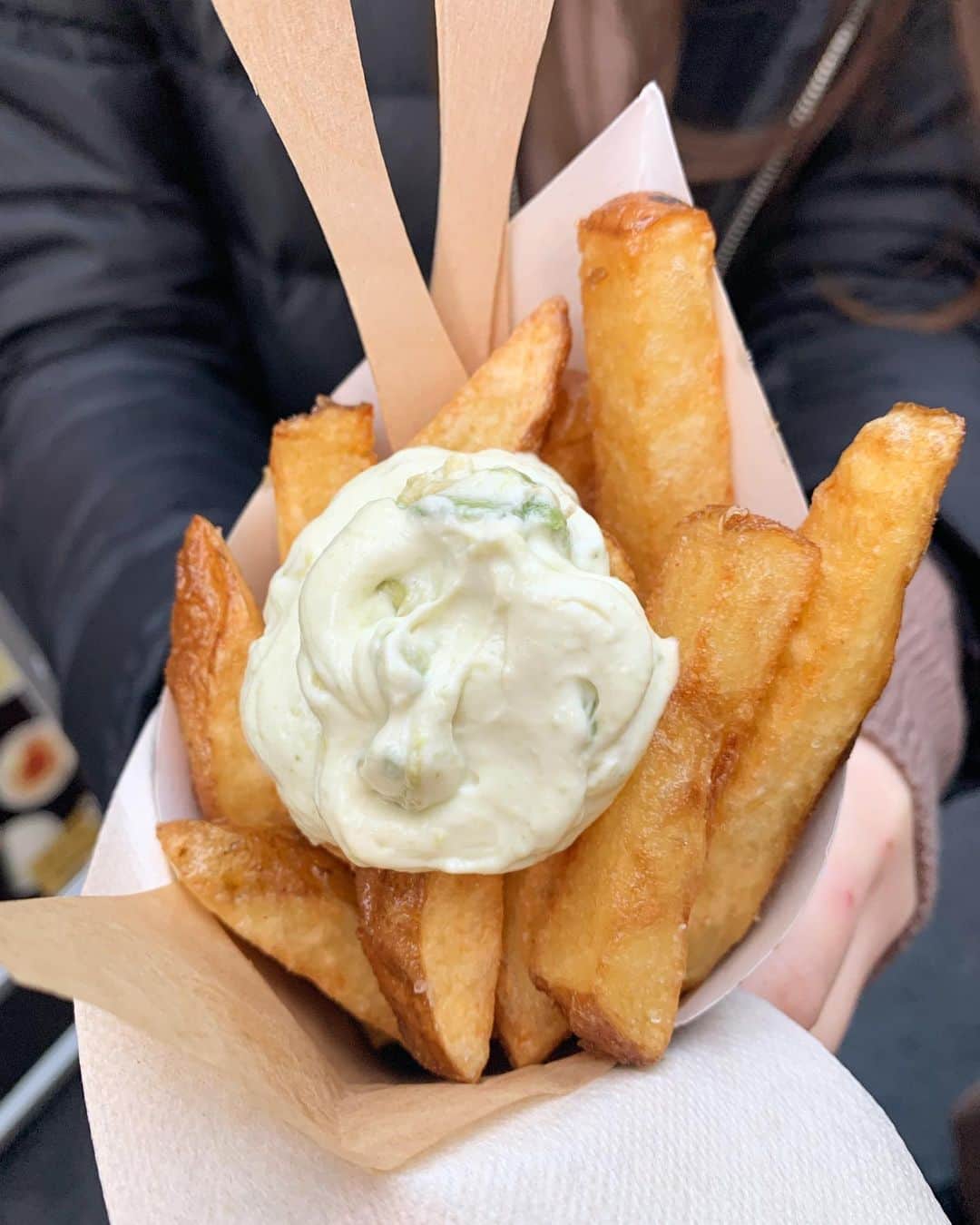 Yuria_Kawashimaのインスタグラム：「. . . 📍 Frites Bruges  浅草行って食べ歩きして 横丁(思ってたのと違った)行って 満足満足〜🦀💖  この投稿3回目笑 なぜか追加で画像投稿するとエラー💭 もうポテトだけでいいや。 . . #Fritesbruges#浅草#浅草グルメ#浅草食べ歩き#浅草ポテト#フリッツブルージュ#休日は並ぶらしい#平日は並びません#アボカドソース#アボカド好きと繋がりたい#かっこ嘘」
