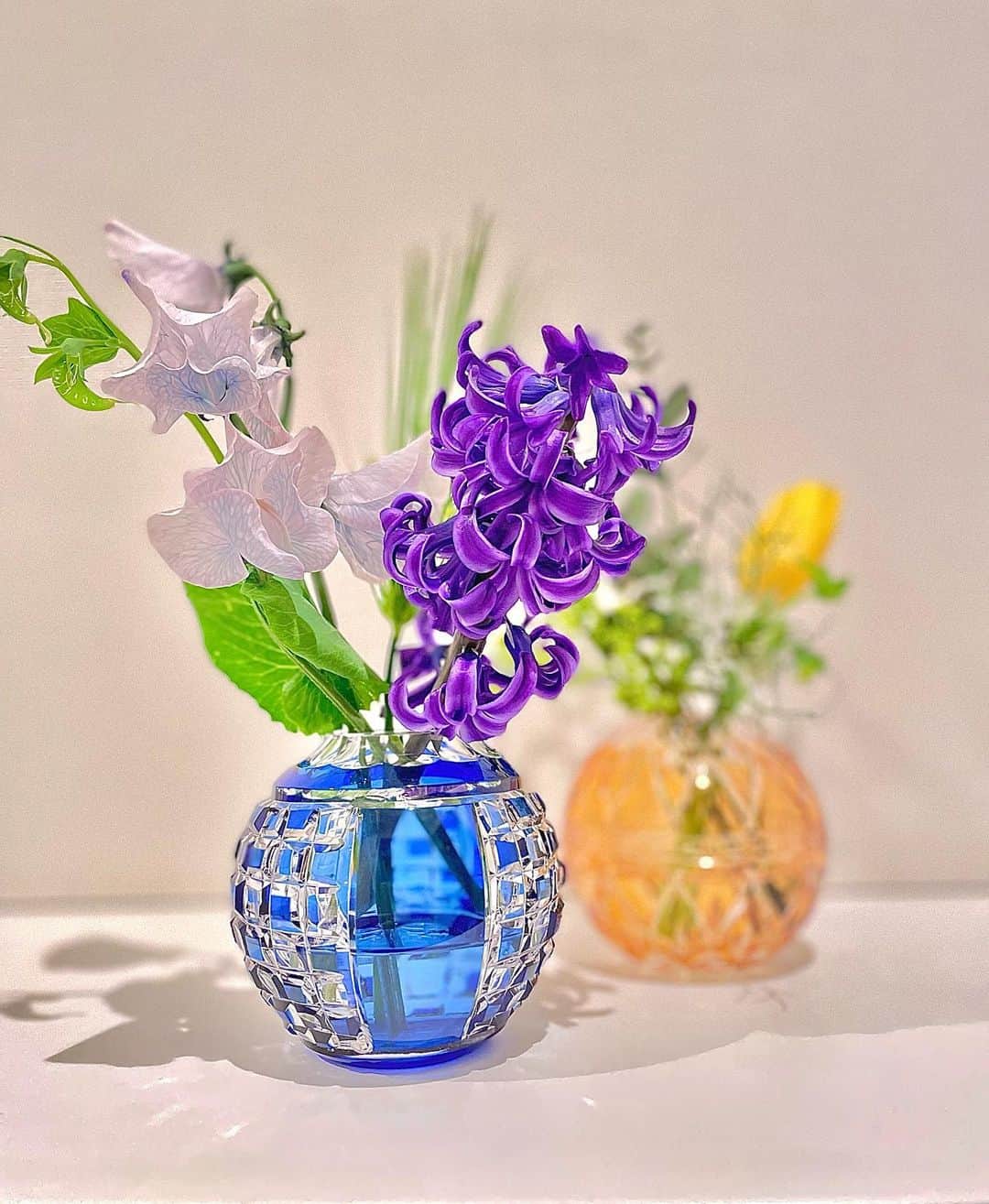 田中道子さんのインスタグラム写真 - (田中道子Instagram)「今日はお仕事が午前中に終わったので、花屋さんに寄ってから帰宅〜🥳✨ 店員さんから、春の訪れを感じるスイートピーをオススメしてもらった✨ でもまだまだ寒い冬だから、より鮮やか色で飾りたい！ってことで、#手まり花瓶 でカラフルなものに😆 この手まり花瓶は、手のひらサイズで本当可愛いの！！キッチンとか玄関に飾るのにちょうど良き🙆‍♀️  お花を生けてると、幼い頃母から生け方を教わったこと思い出すな〜教わった内容はあんまり覚えてないけど一緒に作業したのがとにかく楽しかったいい思い出🥰また一緒に生けたいな♪  #kagami #kagamicrystal #カガミクリスタル #江戸切子」1月17日 18時59分 - michikotanaka_official