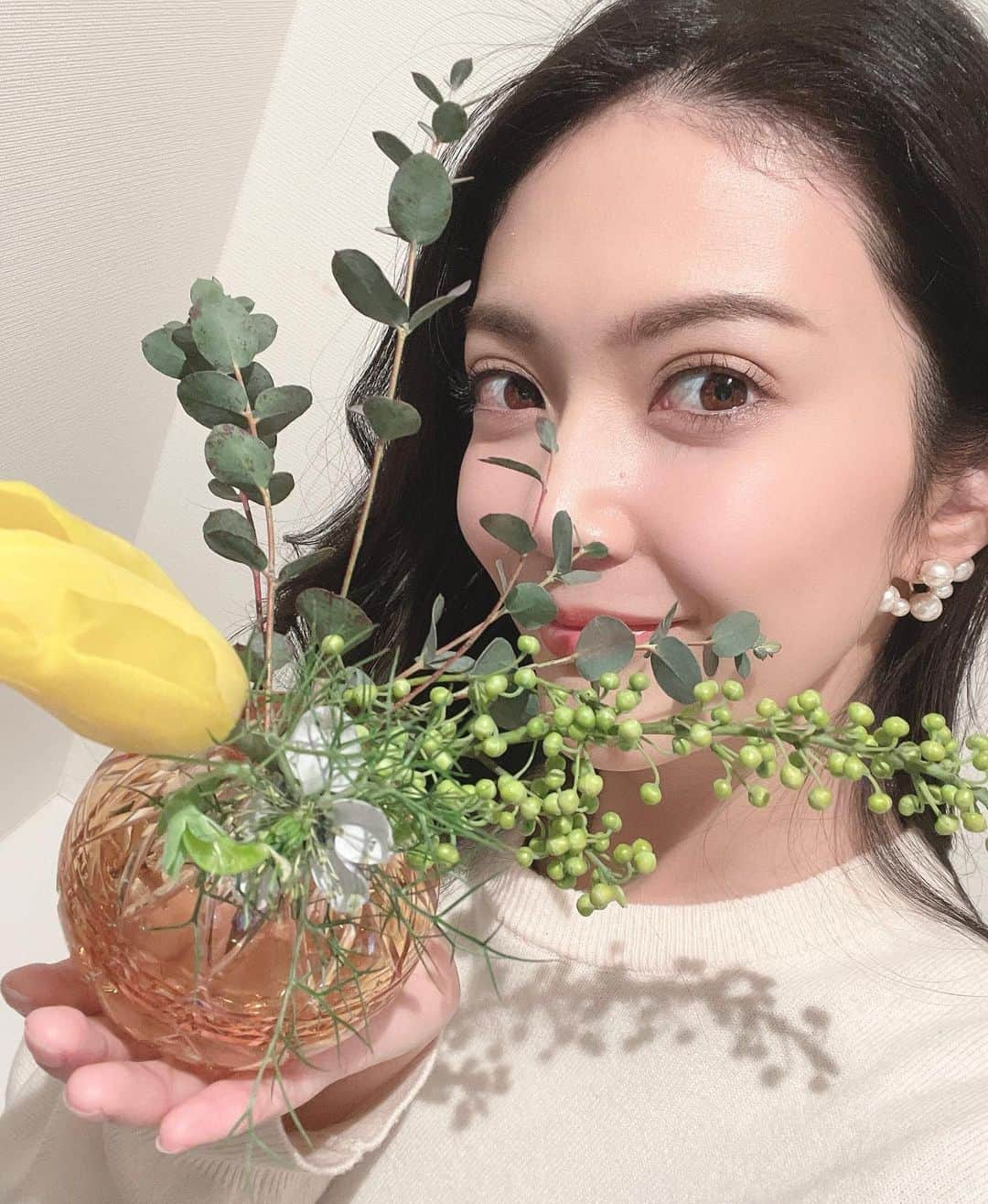 田中道子のインスタグラム：「今日はお仕事が午前中に終わったので、花屋さんに寄ってから帰宅〜🥳✨ 店員さんから、春の訪れを感じるスイートピーをオススメしてもらった✨ でもまだまだ寒い冬だから、より鮮やか色で飾りたい！ってことで、#手まり花瓶 でカラフルなものに😆 この手まり花瓶は、手のひらサイズで本当可愛いの！！キッチンとか玄関に飾るのにちょうど良き🙆‍♀️  お花を生けてると、幼い頃母から生け方を教わったこと思い出すな〜教わった内容はあんまり覚えてないけど一緒に作業したのがとにかく楽しかったいい思い出🥰また一緒に生けたいな♪  #kagami #kagamicrystal #カガミクリスタル #江戸切子」