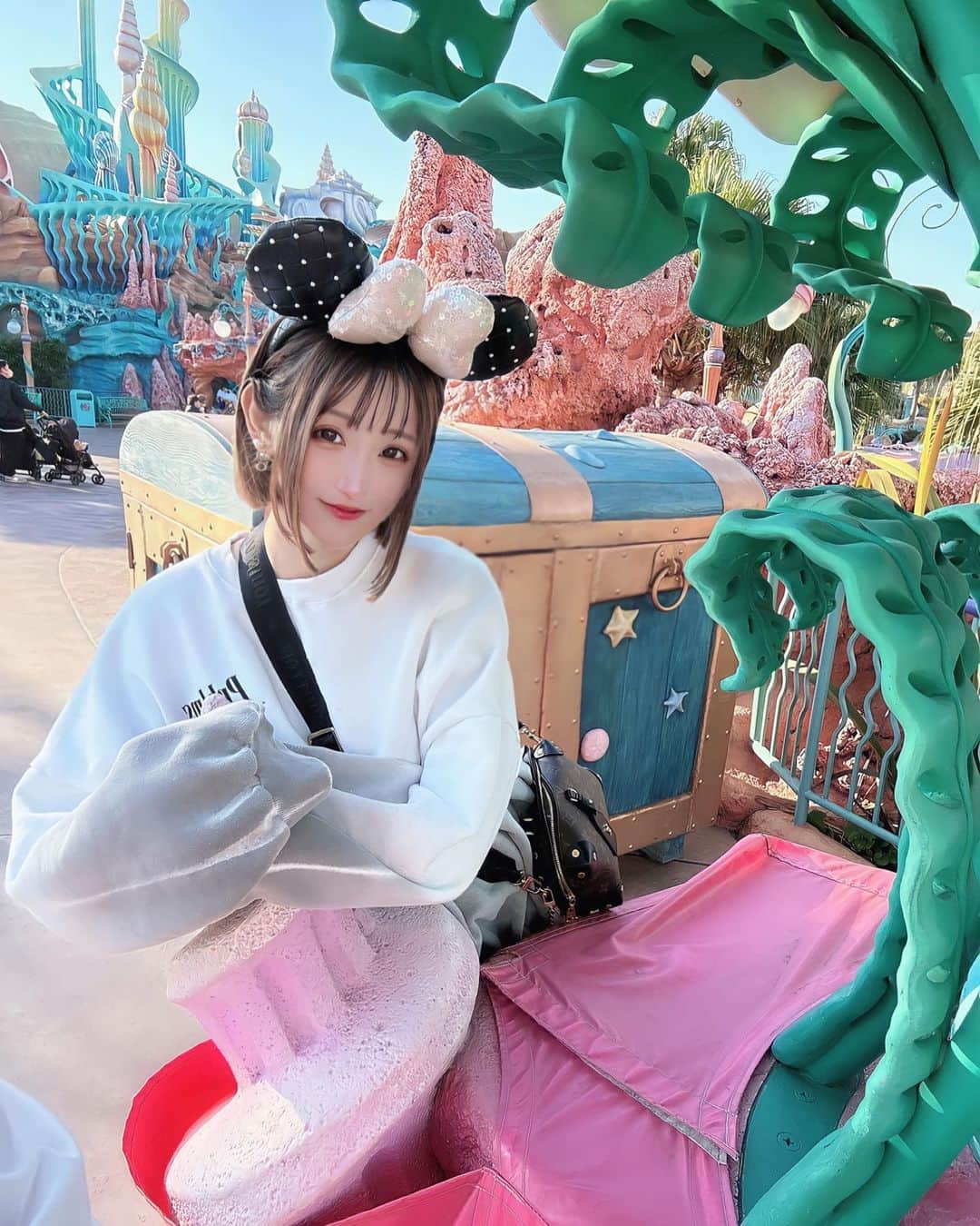 明日花リナのインスタグラム：「いっぱい笑って楽しかった🫶💕 ちょっと寒かった❄️ 寒くて鼻真っ赤にしながら小学生みたいに遊んだww ソアリンがすき🐻  #disneysea #disney #ディズニーシー#夢の国」