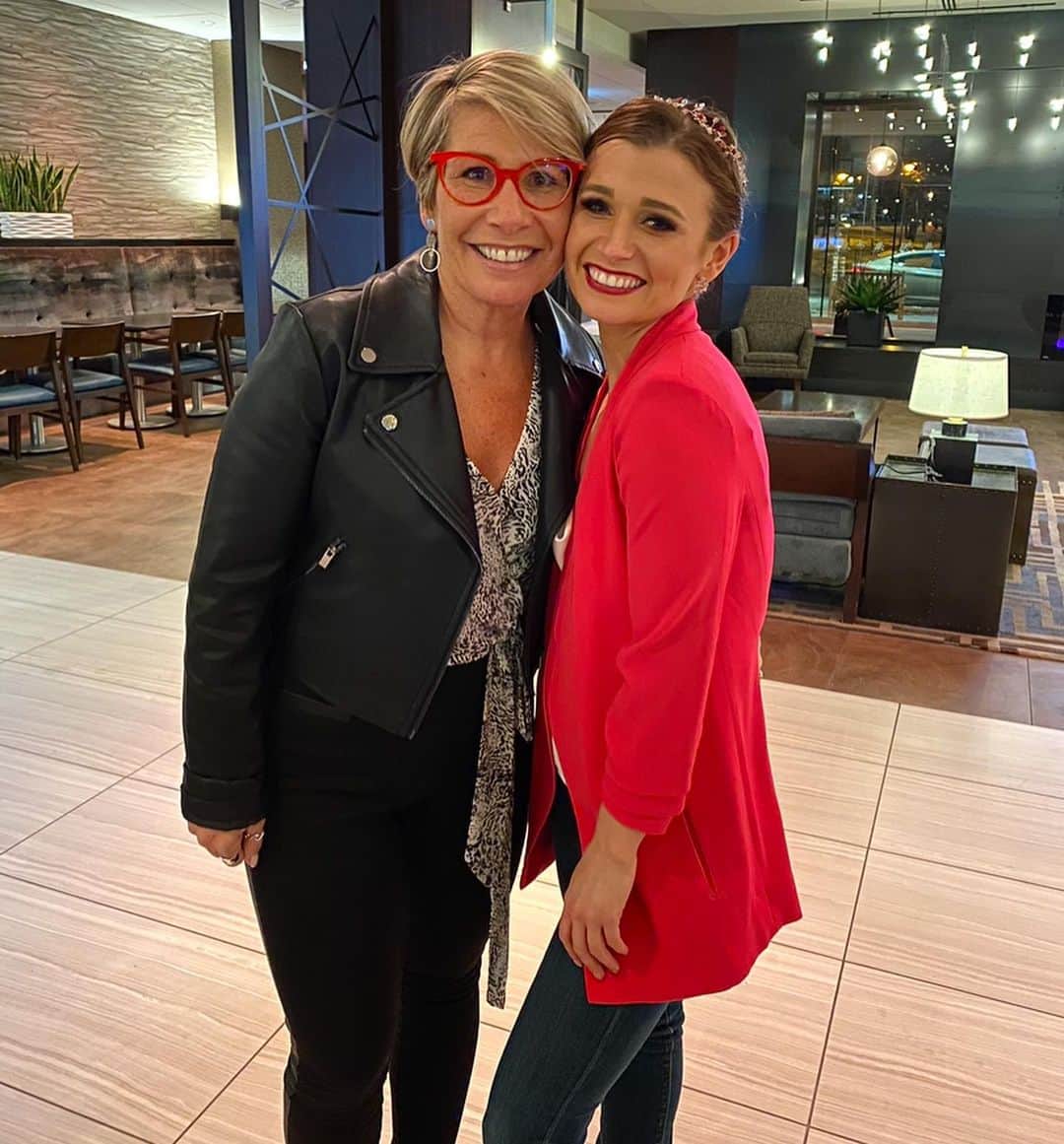 カーステン・ムーア＝タワーズのインスタグラム：「Happy birthday (yesterday) to my mom, bestie, road trip partner, number one fan, and biggest supporter. Hope you had the most fantastic day! 🤍 Do you think we look alike?! 😝」