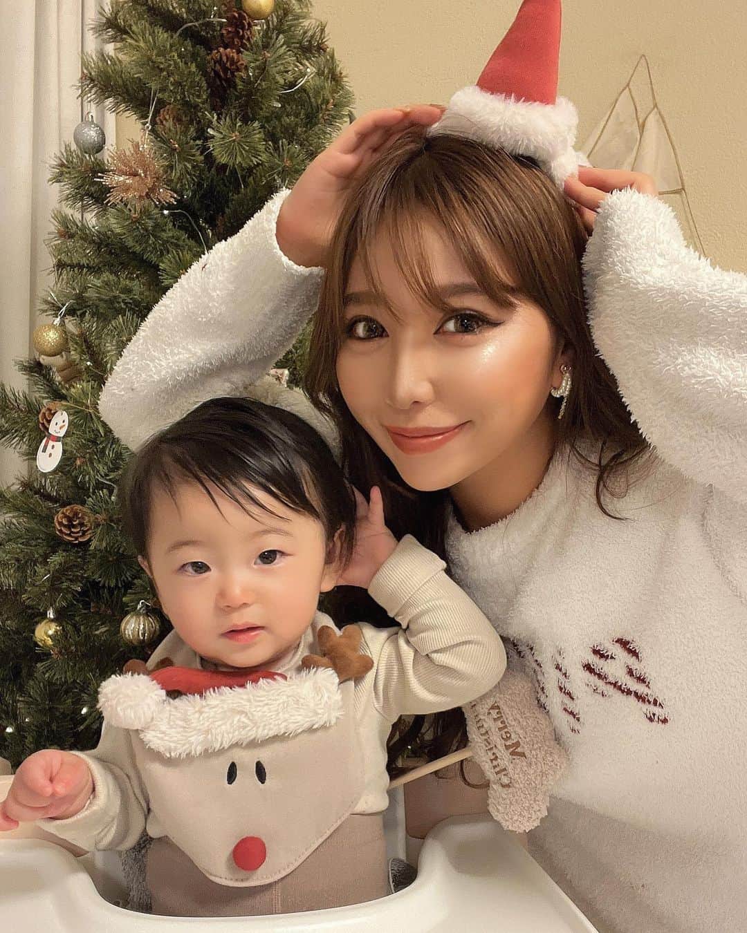 のインスタグラム：「▶︎▶︎▶︎スライド沢山あります🧸❤️ ▼思い出投稿です😍クリスマス🎄🎅 @chiho_mirror.me  ⁡ ⁡ めっちゃ今さらすぎるんだけど🥹笑 思い出用にクリスマスの投稿🎄💕 ⁡ 今年はしゆう君とはじめてのクリスマス🎄🌟 何あげるか悩んだけどお友達がおすすめしてた エドインターの"音のでる積み木" とパパとママからのクリスマスカード🎅❤️ ⁡ 今年も恒例の大阪マリオット都ホテルに クリスマスステイ✨ ゆっくりまったりできましたっ😍 景色も綺麗で好き〜〜❤️ ⁡ しゅん君からは ボッテガのブーツとお手紙が😍💕 嬉しすぎるっ❤️ もー今年は無くていいよー😭って毎回言うんだけど😭 必ずサプライズしてくれる😢💕💕優しい…💕 ⁡ 私からはバレンシアガのスニーカー👟 まさかのシューズかぶり🥹笑 ⁡ ⁡ これでもかーって仲良しなのに🥹❤️ 年々どんどん仲良しになってく😍💕 イベント事もいつも楽しい日にしようとしてくれて ありがとおー😍💕 ゆるーく楽しーく居れる関係が嬉しいなっ😆 ⁡ 来年のクリスマス🎄は しゆう君も一歳半超えてるし 全力で２人でサンタ🎅になりきるかっ🥹❤️笑 あー楽しみすぎるーー🥹❤️❤️❤️ ⁡ ⁡ ＝＝＝＝＝＝＝＝＝＝＝＝＝＝＝＝＝＝＝＝ 旅行や育児、美容についてなど更新してます😍 少しでも皆さんのご参考になれるように 頑張ります🥰💕質問はお気軽に✨ コメントやＤＭいつでもお待ちしてますー💕 (最新の記事にコメントもらえると すぐ気づきやすいのでお願いします) @chiho_mirror.me  ＝＝＝＝＝＝＝＝＝＝＝＝＝＝＝＝＝＝＝＝ #男の子ママ  #男の子ベビー  #男の子育児  #男の子のママ  #仲良し家族  #仲良し夫婦  #家族写真  #クリスマスプレゼント  #クリスマスコーデ  #クリスマス  #クリスマス会」