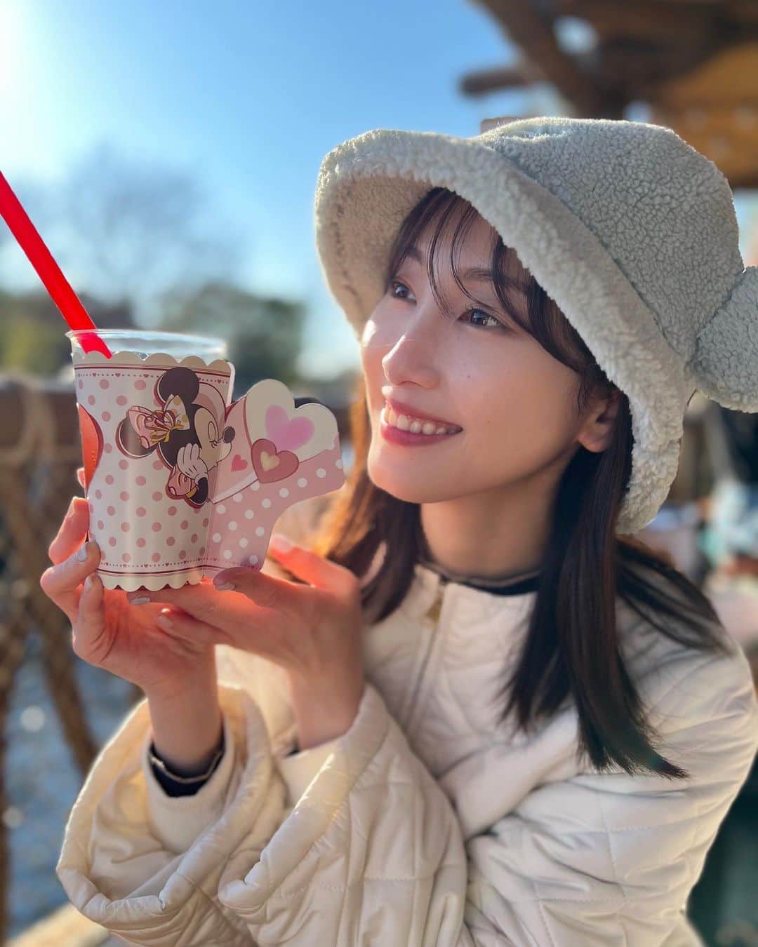 松井玲奈のインスタグラム：「今日からミニー・ベスティーズ・バッシュが始まりました💕 可愛いミニーちゃんをみんなで褒め称えられるイベント！私は何回行けるかなあ。 このスペシャルドリンクのスリーブもとっても可愛くてお気に入り✨」