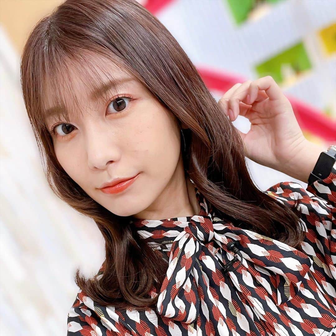 木村那津美のインスタグラム：「*° 髪のセットが 上手くいった日~(ˆ꜆ . ̫ . ).ᐟ.ᐟ💮  実は人生2回目の まつ毛パーマしました✨✨ ビューラーであげなくていいの楽〜！ 挟んじゃってまつ毛切れる心配もない！  パーマ液でかぶれて 痒くなるかなって心配だったので （つけまのノリで痒くなる人🙋‍♀️）  根本からガッツリ上げる　 パリジェンヌじゃなく Cカールにしました😌✌️  #まつげパーマ #女度ましまし #気持ちもまつ毛もあげていこう」