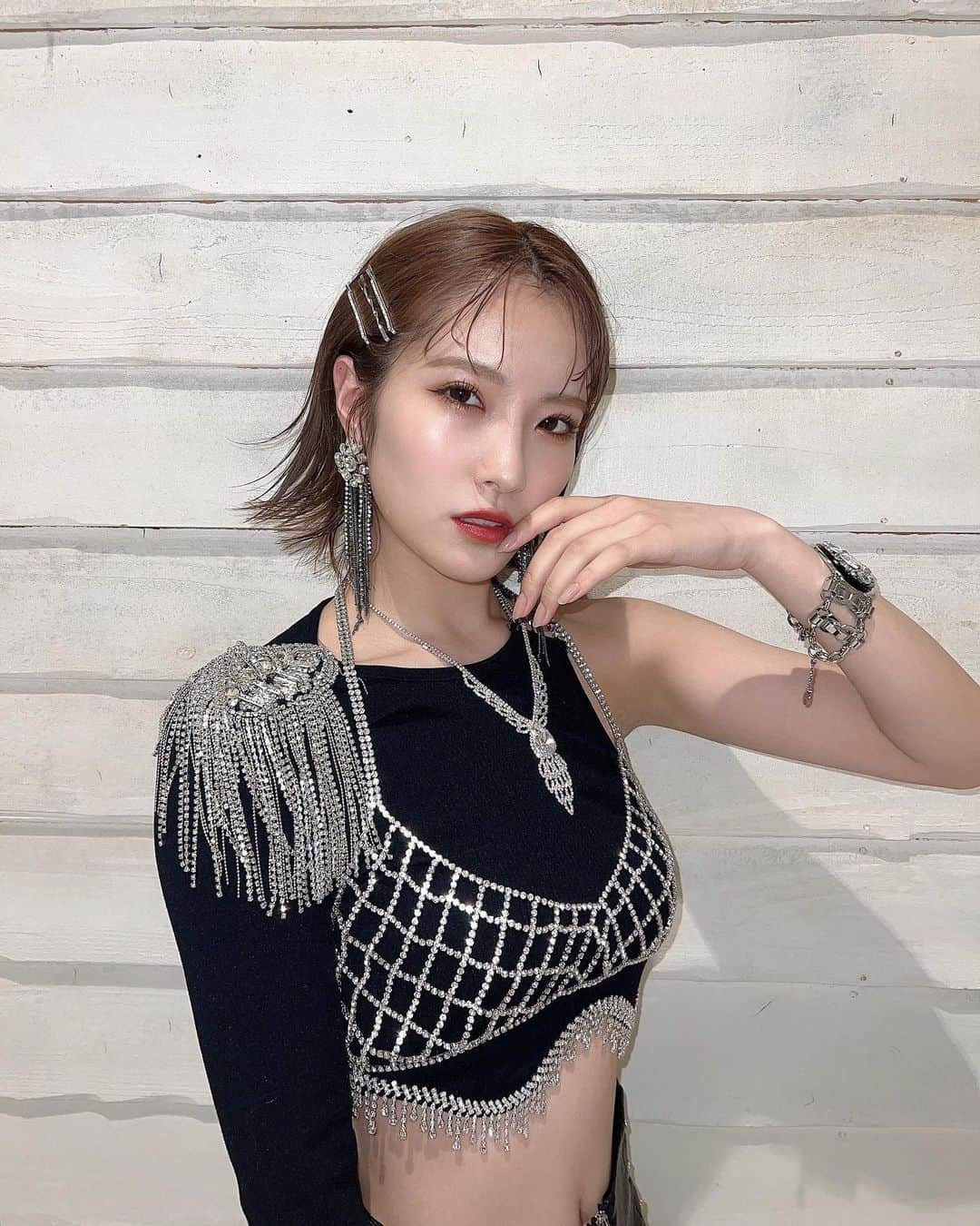 のインスタグラム：「新曲出す事に布の面積が減ってきました！ 私のどタイプ衣装！衣装さん様様です🙏 ⁡ ⁡ NMB48 4thアルバムのアー写が公開されました！ ⁡ NMBかっこいいのではないでしょうか！？ どや！😎笑 ⁡ ⁡ 随時発表されるアルバム詳細もお楽しみに!! ⁡ ⁡ #NMB48 #新曲 #アルバム #アイドル」