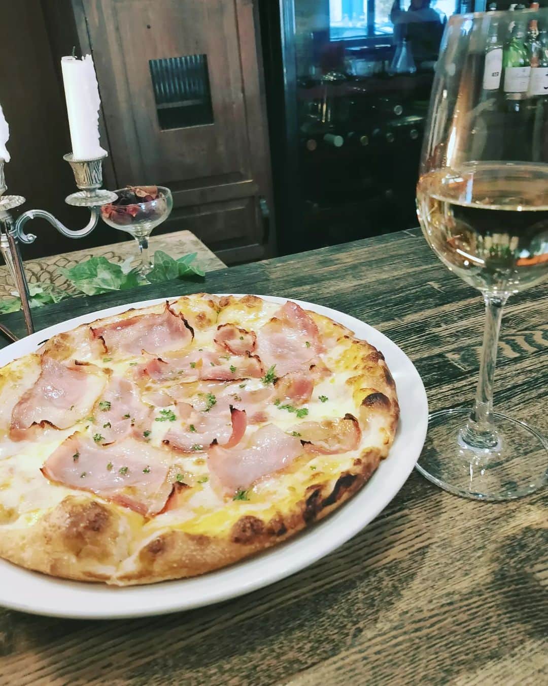 Ritsukoのインスタグラム：「先週久しぶりに行きました。 ピザとワインの組み合わせは最強。  #イタリアン #ピザ #白ワイン #オーロラソース #ペンネ #ゴルゴンゾーラ」