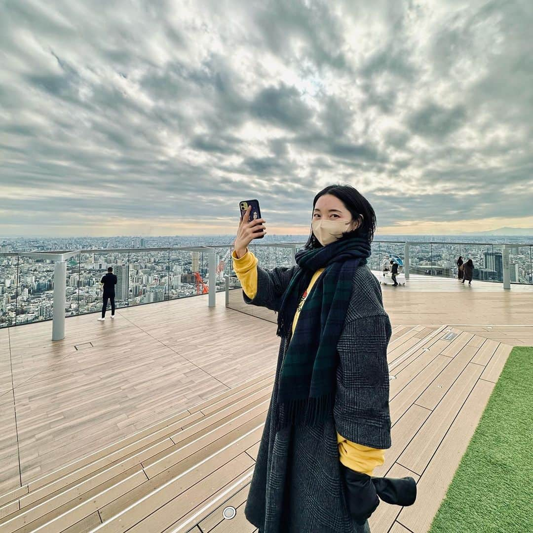 山内マリコのインスタグラム：「また高い所へ…✨  #目mé  #shibuyasky  #shibuya」