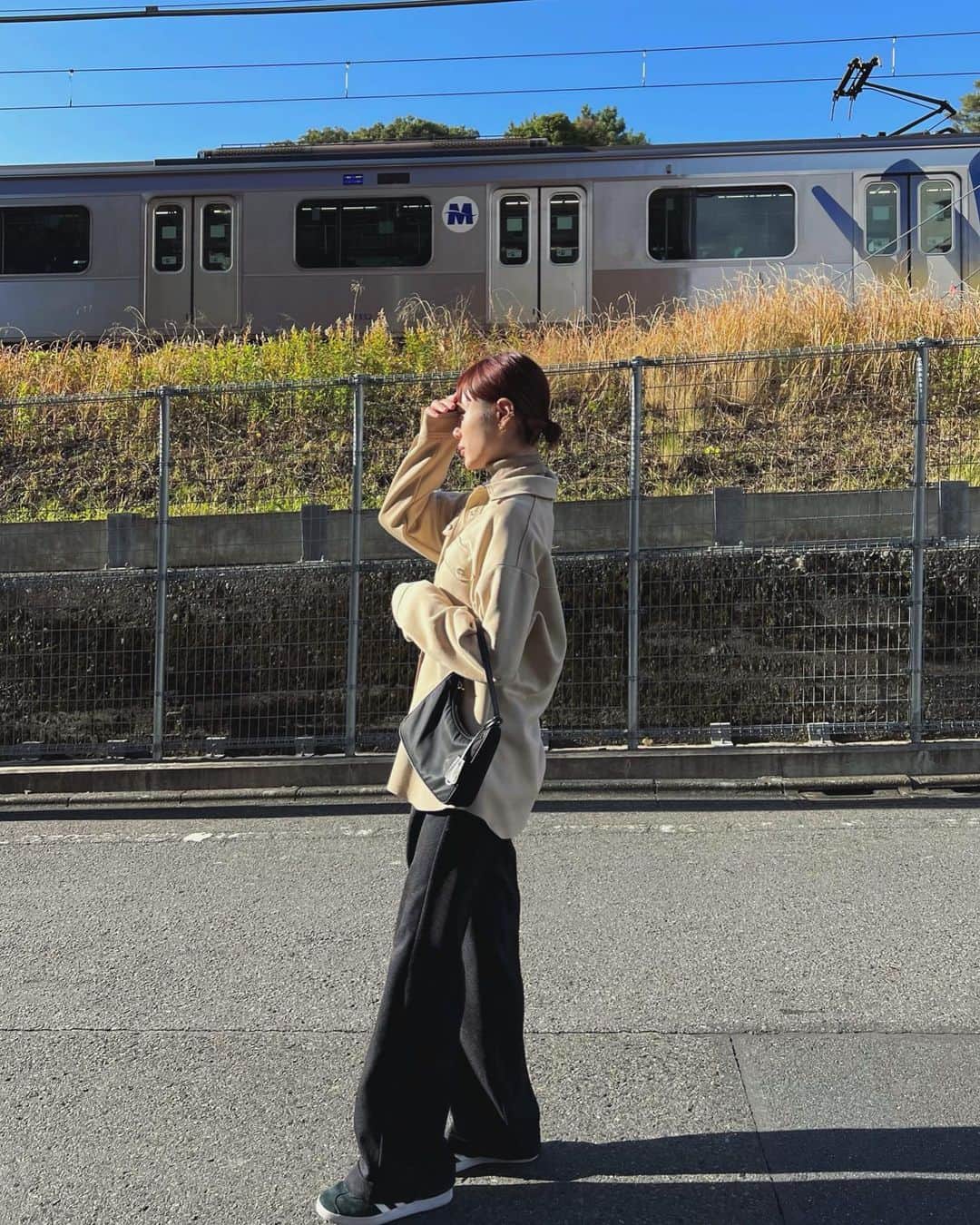 島居玲子のインスタグラム：「今日は ほんの一瞬だけ暖かくて、コートいらずでした🚃🌞  素敵な👟に出会えた日🫱🏻‍🫲🏼」