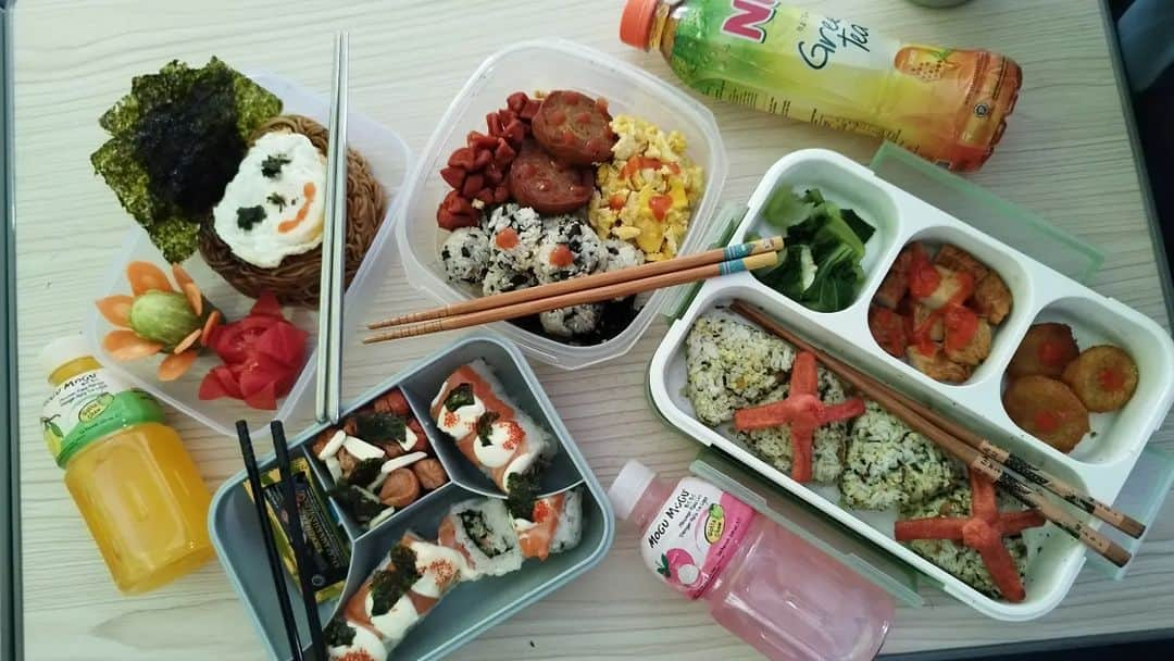 ソア のインスタグラム：「It's all about japanese cuisine 😻✨  The bento menu is sushi, onigiri, ramen and tamago🍜🍙🍣 いただきます!✨  Our Team : Alya, Fathihah, Mutiara, Nirwana ありがとうございます🤩🥰💯 @sesahapsari」