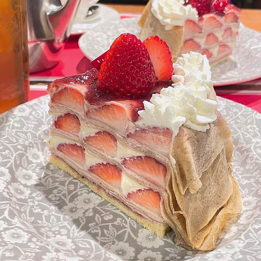 倉島杏実のインスタグラム：「🍓🫖  美味しすぎたミルクレープ🍓   #いちごさん #いちごさんどう #afternoontealoveandtable #ミルクレープ #表参道カフェ #sjk #05」