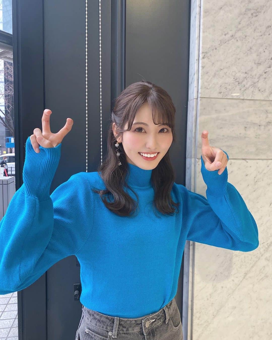 のインスタグラム：「こんばんは🌙 今日も1日お疲れ様でした〜！！  昨日のアサデス。KBCの衣装は @selectmoca さんの ・アイボリーの中綿オーバーブルゾン ・ブルーのデザインスリーブニット ・グレーのセンタースリットロングデニムスカート 鮮やかなブルーが爽やかで朝から目が覚めました🐬☀️ やっぱりブルーのアイテム好きだなあ🎶  さて１枚目は何のポーズかといいますとわたくしごとですが昨日21歳の誕生日を迎えました🎂✨ こうしてお誕生日の日にアサデス。KBCに出演させて 頂けていることが本当に幸せです🙇‍♂️🙇‍♂️✨ これからもアサデス。KBCを通して21歳になり ちょっぴり大人な一面も出せていけるよう頑張ります✊🏻 いきなりすごくおとななこになっちゃうかもしれないので皆さんお見逃しなくですよ！😳笑笑  それではまた明日もアサデス。KBC よろしくお願いします☀️ trip!北九州のコーナーも放送予定です🚗💨 お楽しみに〜♪♪  #アサデス#アサデスKBC#KBC#お天気お姉さん#お天気アシスタント#福岡県#誕生日#21歳#オーバーブルゾン#スリットスカート #デニムスカート #ブルーニット#ニットコーデ #ショートブーツ#ミディアムヘアアレンジ #ハーフアップ」