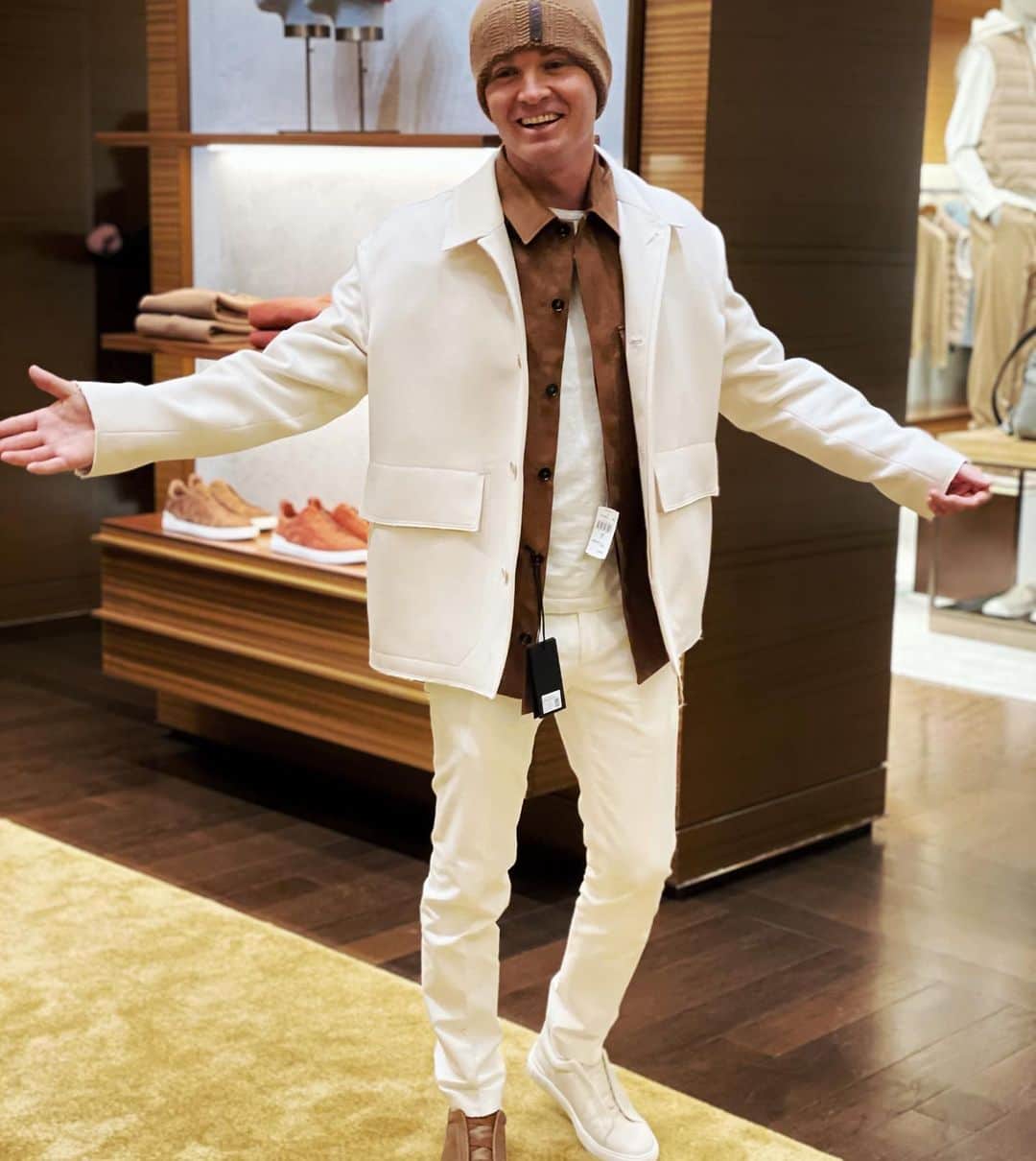 ニコ・ロズベルグさんのインスタグラム写真 - (ニコ・ロズベルグInstagram)「Milan with @zegnaofficial . Love the pic 2 styling. Also like how they are pushing for more sustainability: have Planted >500,000 trees in their home Piemonte (italy) region and all cashmere 100% traceable by next year for example by buying the sheep farms.」1月17日 22時31分 - nicorosberg