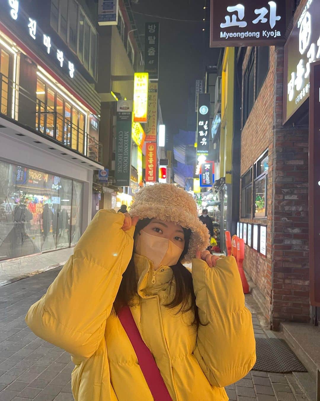 はるあんのインスタグラム：「韓国にきてみた〜🇰🇷  街中をあるくだけでも楽しいし、ワクワクします！ でもあまりにも寒くて…😭 雪もちらほら！  寒すぎて買った帽子は1500えん！ お洋服とかもお手頃価格でお買い物も楽しいです✨  韓国でおすすめのお店とかあったら、 コメントで教えてください❤️  #韓国」