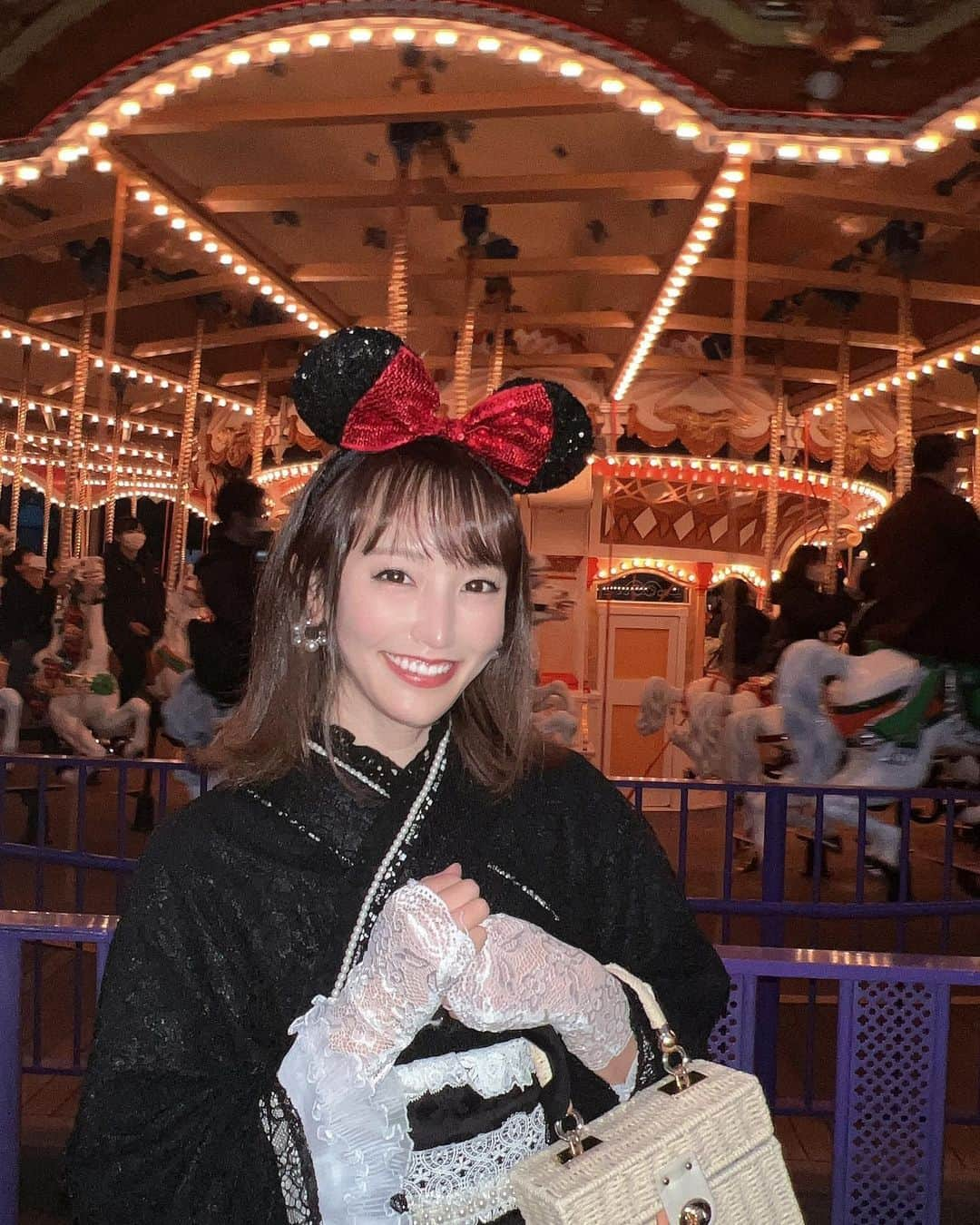 浜田由梨のインスタグラム：「観覧車は乗るより見るほうがすきかも👀  #tokyodisneyland #disneyland #disneygram #ディズニーランド #東京ディズニーランド #ディズニー写真 #disneyphotography #着物 #着物レンタル #着物女子 #浅草大正ロマン館 #ミッキーコーデ #ディズニーカチューシャ #黒コーデ #japanesegirl #ディズニーフォトスポット #着物デート」