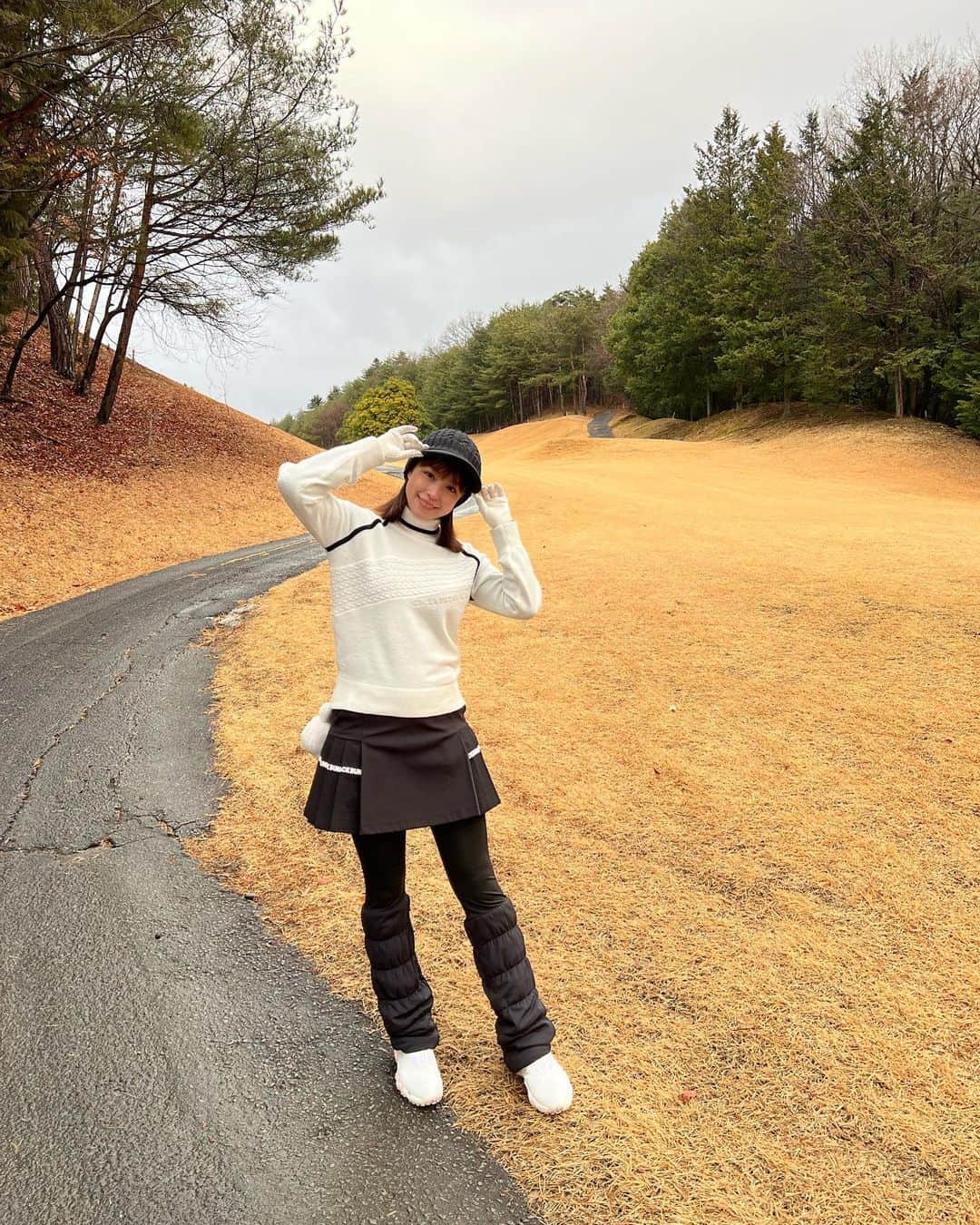 近藤里奈のインスタグラム：「先日初コースデビューしました🏌️‍♀️ たのしすぎた🥹 もう行きたい❤︎  #ゴルフ #ゴルフ女子 #ゴルフコーデ #ゴルフ初心者 #ゴルフ好きな人と繋がりたい #ゴルフウェア」