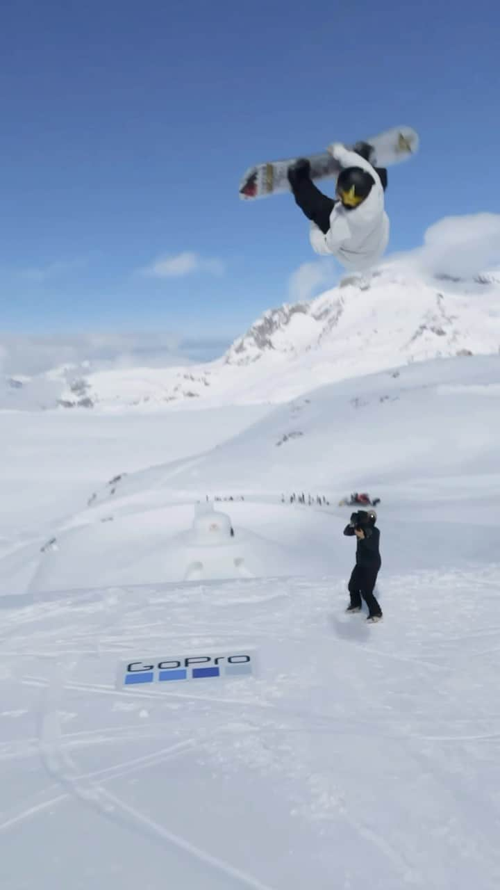 岩渕麗楽のインスタグラム：「First triple for @leila_iwabuchi! What a moment.😮‍💨   🎥 @shaggyfpv - @the_distillery   #TheNines #Snowboarding」