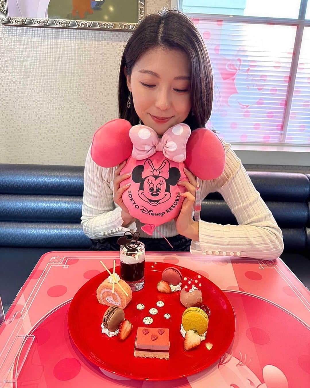 のインスタグラム：「. .  明日18日から東京ディズニーリゾートで始まる、 スペシャルイベントの取材へいってきました！  ミニーが主役の今回のイベント。 寒さを忘れるほど、 フードもグッズも可愛いです☺️💘  3/31まで開催されているのでぜひ。  ————————————— #Nスタ #東京ディズニーリゾート #ミニーベスティーズバッシュ」
