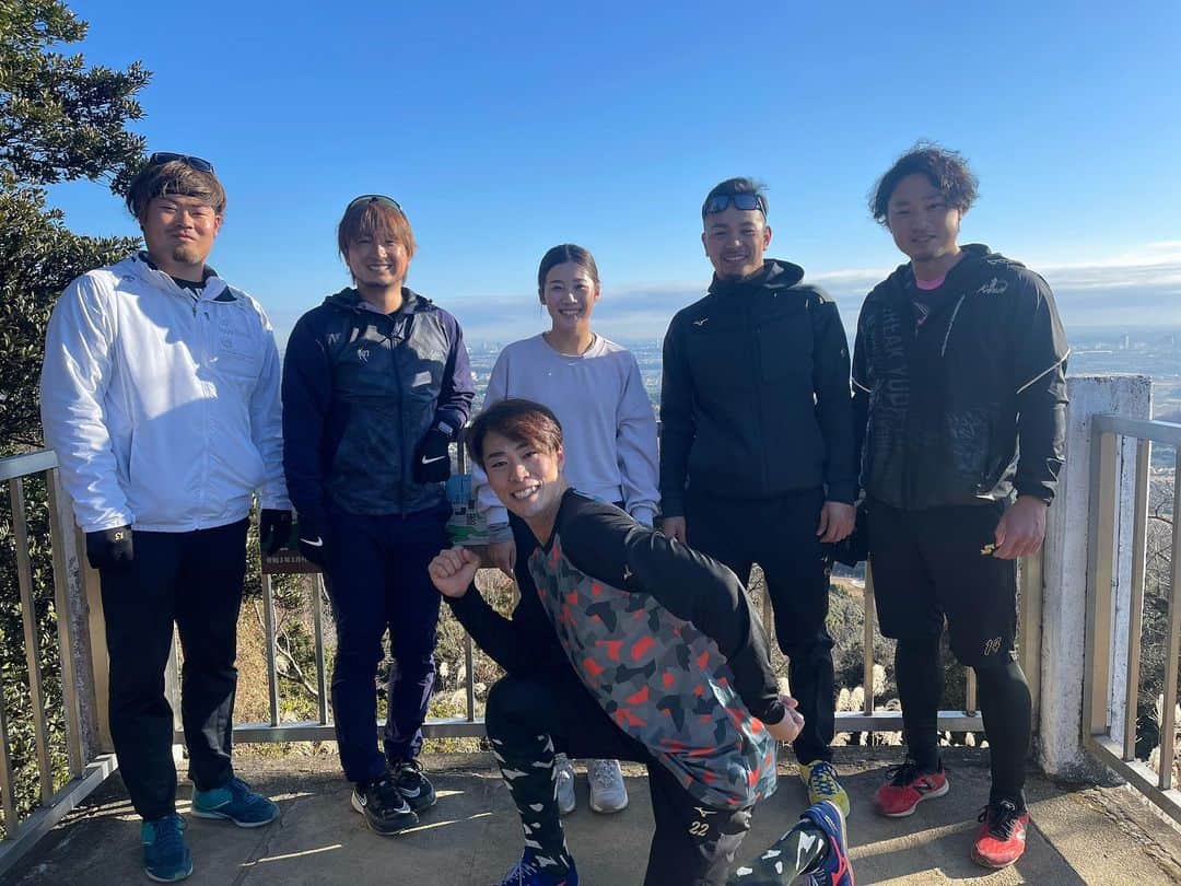 山口すず夏のインスタグラム：「・ 昨日まで厚木自主トレに参加させていただきました。  毎日山登りして、走って、体幹して、筋肉痛になってから、練習行って、オフの日はみんなでゴルフ行って、とても充実した日々を過ごすことができました☺️  今回の自主トレで 走ることの大切さをもう一度 身に染みて感じたので、 また次に向けて体力作りの方も しっかりと頑張ります！ ・ #チームアツギ #今年はキャッチボールで投げられる距離が伸びた気がする #ノックは相変わらずのへっぴり腰 #でも今年はあざ１つも作らなかったよ #最後の動画はアメリカンノックでキャッチできたやつ #毎年ちょっとずつ取れる回数が増えてきてて、みんなが喜んでくれて #うれちい笑 #最近ハマってるTikToker↑ #かわちい #てなわけで #今年も頑張りましょう」