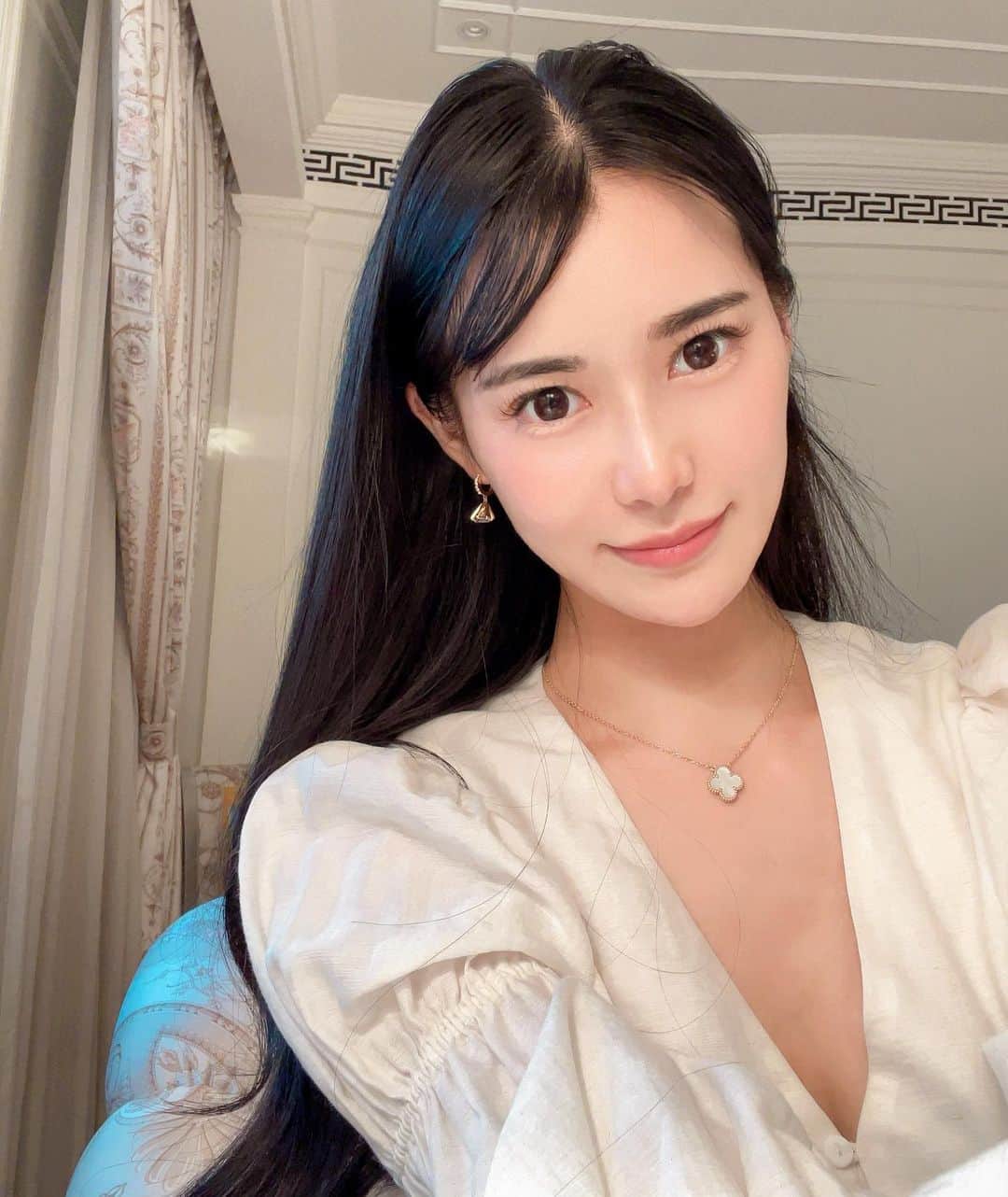 七尾エレナのインスタグラム：「まゆのアートメイクレポ✨  2回目の施術してから2ヶ月くらいが経過！  2ヶ月経過した今も毎日アイブロウ無しで 理想の平行眉がキープできて すごくラクちんだし嬉しい🥰  3枚目の写真は施術直後✨ 直後なのに自然だから、ダウンタイム気にせず すぐに予定を入れられて助かりました☺️  クリニックは1回目と同様の L’or Clinic Omotesando✨ @lor.clinic_omotesando   つぐみちゃん @takahamart_brows  が施術してくれました🥰❤️  いつも本当に有り難う❤️ 理想の眉になれて毎日ハッピーです🥰  #眉アート #眉アートメイク #眉アートメイク施術後 #アートメイク眉 #lorclinicomotesando #ロールクリニック表参道」